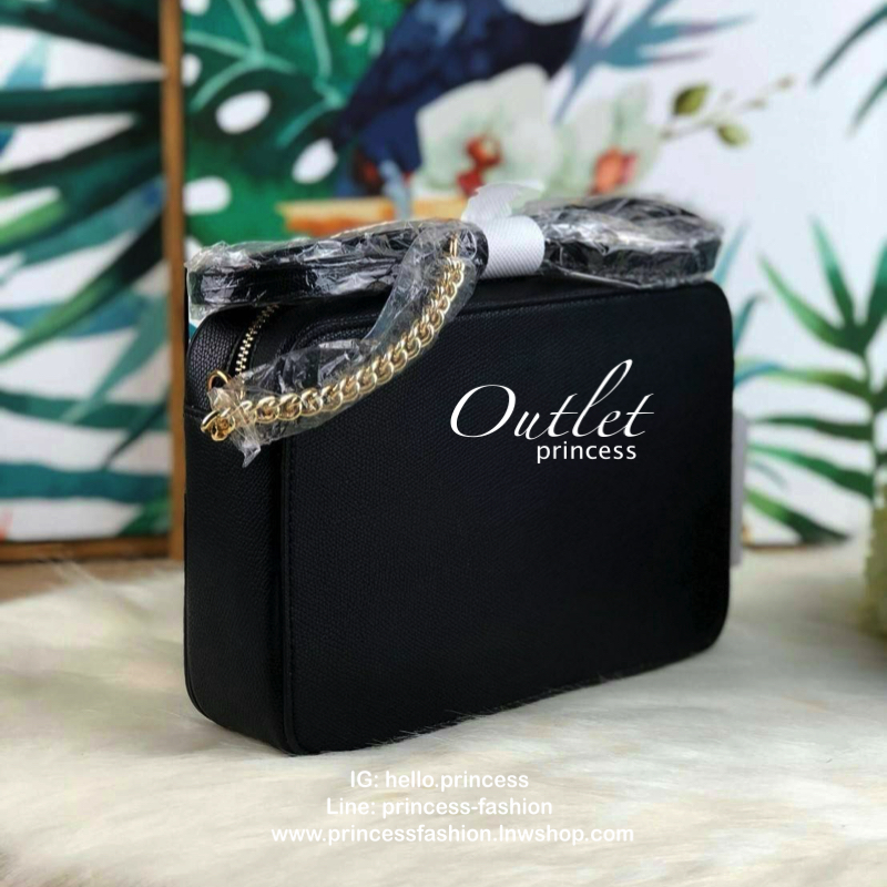 GUESS BRITTA CROSSBODY BAG กระเป๋าสะพายอยู่ทรงสวย อะไหล่สีเงินเด่นตัดตัวกระเป๋า ด้านหน้ามีโลโก้แบรนด์ เปิดปิดด้วยซิปบน ด้านในเป็นผ้าซับพิมพ์โลโก้ จุของพอสมควรเลยค่ะ มีช่องการ์ด 2 ช่อง ช่องซิป รุ่นนี้ใส่กระเป๋าเงินใบยาวได้เลยค่ะ เรียบแต่เก๋มากๆค่ะ