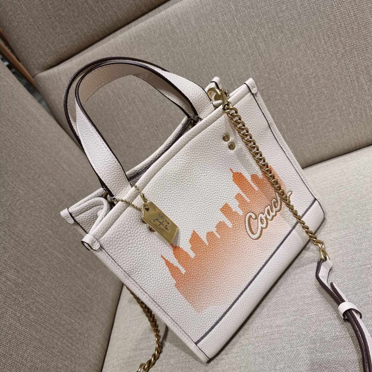 COACH C6494 COACH x JENNIFER LOPEZ DEMPSEY TOTE 22 WITH NYC SKYLINE คอลเลคชั่นใหม่ล่าสุด ยังไม่เข้า shop ไทย!! สุดยอดตัวแม่แห่งความเซ็กซี่ เจนนิเฟอร์ โลเปซ คอลแลบกับแบรนด์ เพิ่มความมีเสน่ห์ให้กับไอเท็มนี้ได้อย่างไม่ต้องสืบ!! กระเป๋าสะพายทรงโท้ท ดีไซน์โดดเ