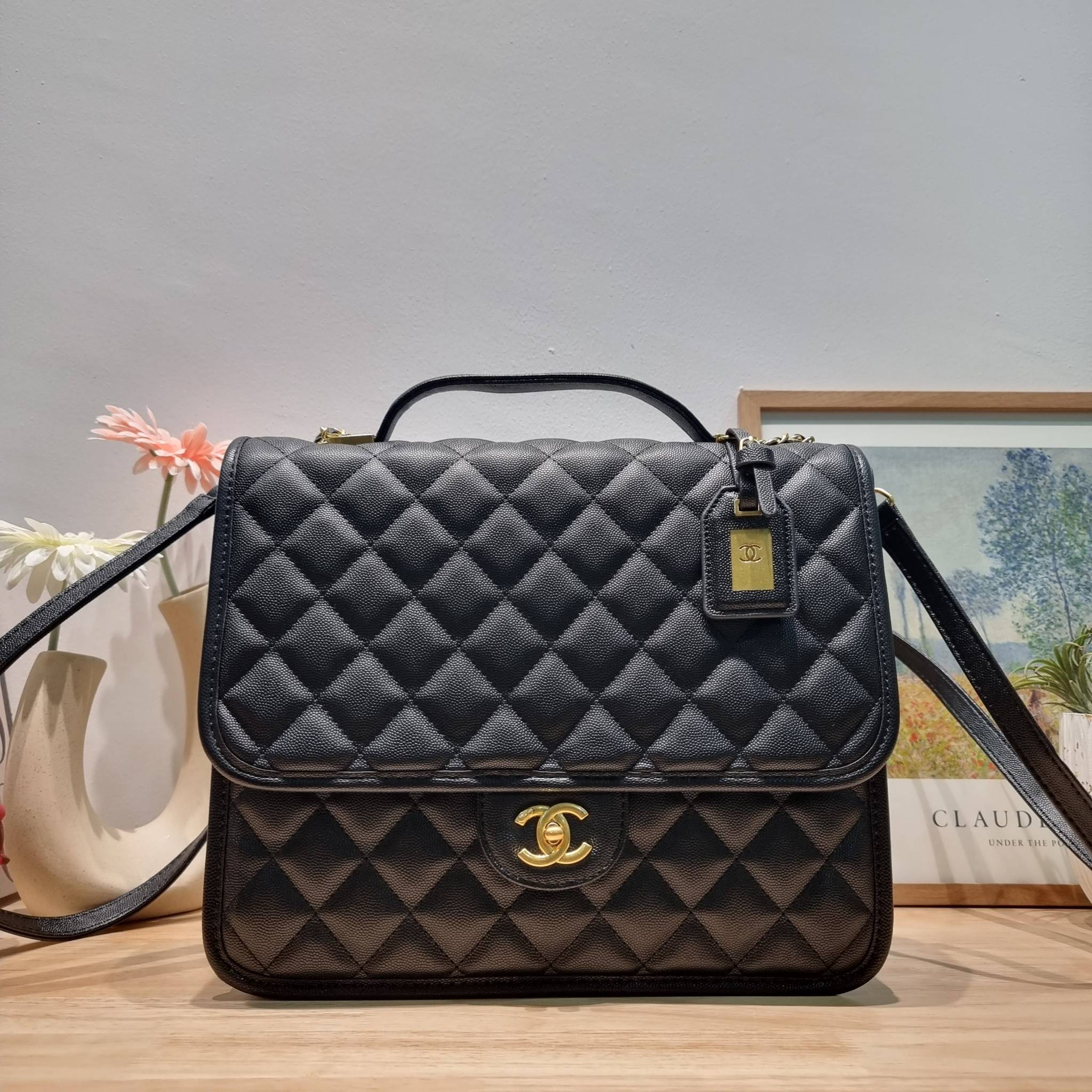 Chanel 22k backpack ที่สุดของไอเท็มที่ตัวแม่ยังต้องมี กับกระเป๋าสะพายทรงเป้ ดีไซน์สุดชิค รูปทรงสวยเป็นเอกลักษณ์ ใบใหญ่จุของคุ้ม สะพายออกทริปไปเที่ยวได้สบายๆ วัสดุหนังลายคาเวียร์ ผิวสัมผัสดี