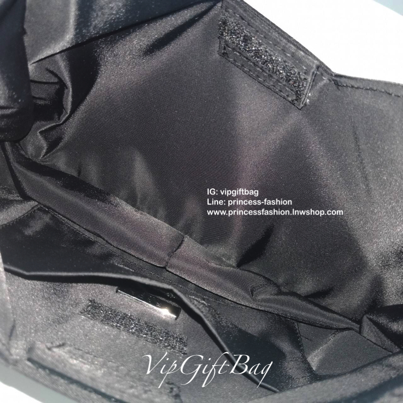 สไตล์คล้องแขนรุ่นใหม่ จากแบรนด์ Prada ขนาดกะทัดรัด แต่ใส่ของได้เยอะคะ ใสกระเป๋าตังยาว ได้สบายๆคะ จะคล้องมือ คล้องแขน สะพายไหล่ แบบไหนก็สวยหรูเหมือนกันคะ ทรงออกแบบมาเพื่อ สาวๆเลยคะ สวยหรูดูแพงมากคะ ทางร้านคอนเฟริมเลยคะ ด้านข้างมีโลโก้แบรนด์ สะดุดตา ดูแพงมา