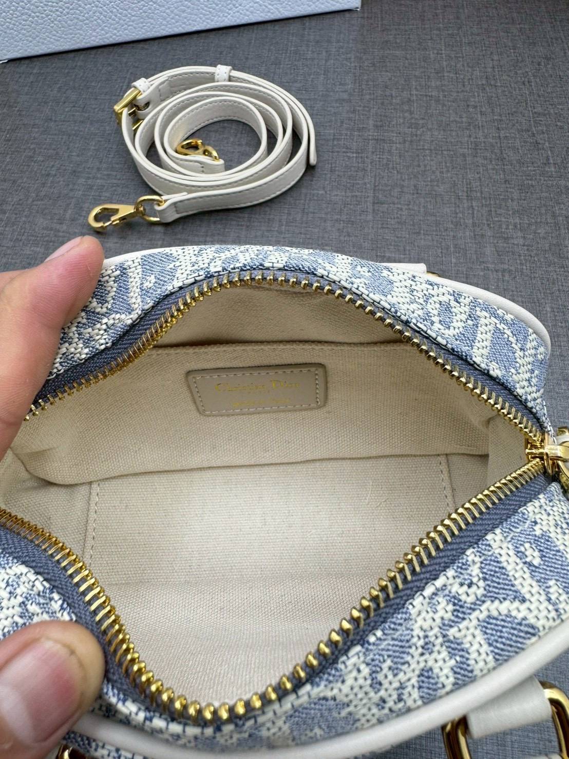 ORI หนังแท้ | DIOR D-Vibe East-West Nano Bag กระเป๋าทรงหมอนไซส์มินิน่ารัก ดีไซน์โบว์ลิ่งรูปทรงทันสมัยใช้งานง่ายจุของสำคัญได้ครบ สวยสง่างามเป็นเอกลักษณ์