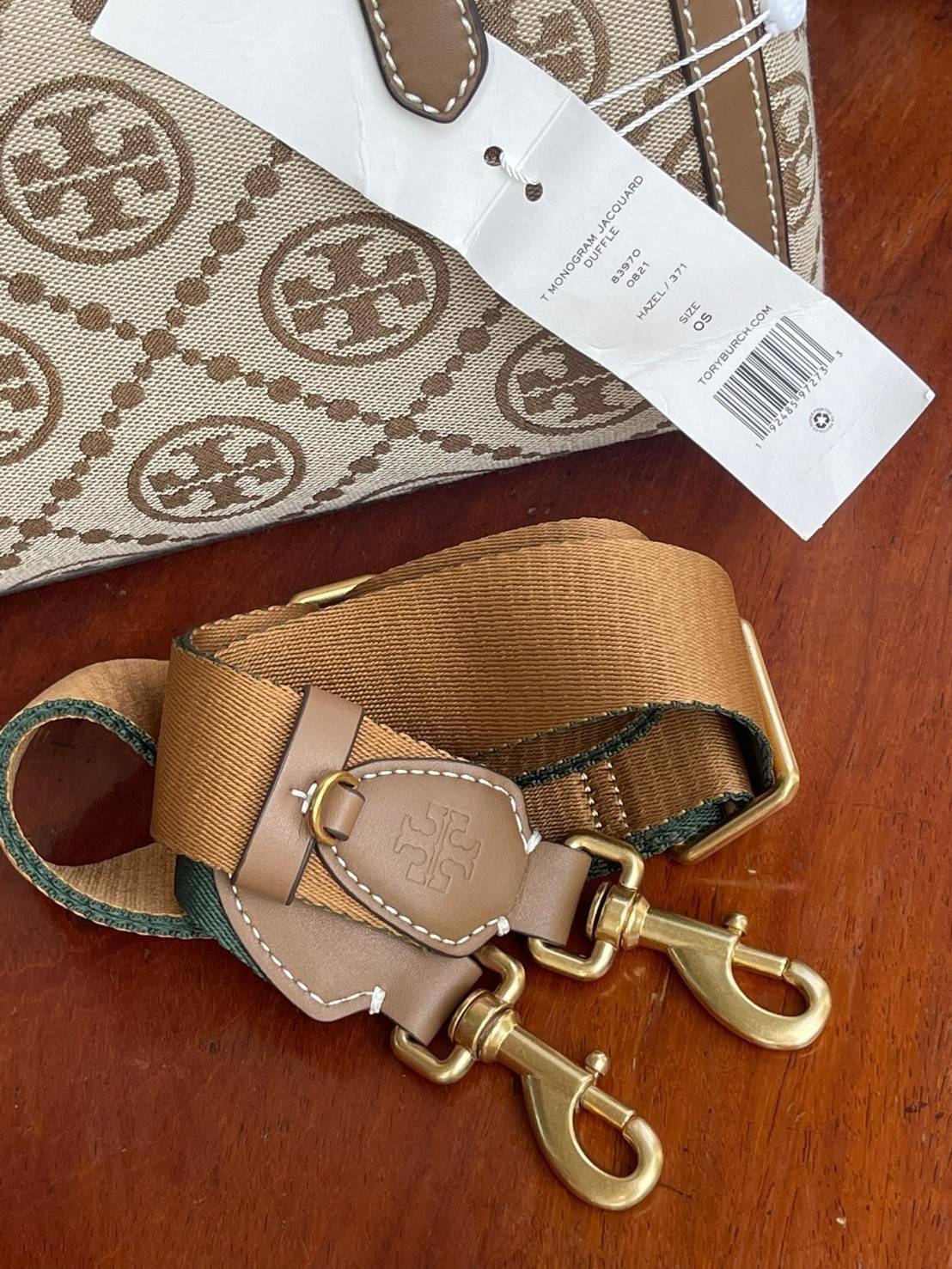 Large: Tory burch T Monograme Jacquaed Duffle เป็นทรงกระเป๋าที่มีความฮอตฮิตตลอดกาล ด้วยรูปทรงคลาสสิคและเหมาะใช้งานเข้ากับทุกสถานการณ์ ไม่ว่าจะเป็นกระเป๋าสะพายไหล่ เพิ่มความคล่องตัวและเข้าได้กับทุกลุค ไม่ว่าจะเป็นวันสบายๆ หรือวันที่ต้องออกไปทำกิจกรรมลุยๆ ห