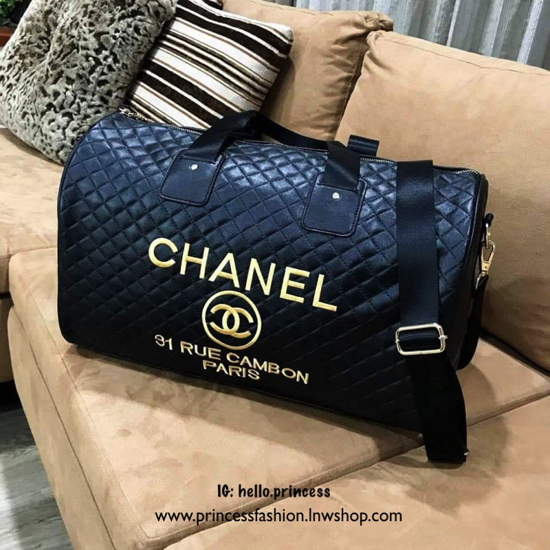 Chanel Quilted Travel Bag Super rare item! กระเป๋าเดินทางใบใหญ่ VIP. gift with Purchanel ของแท้รุ่น Limited Edition จาก counter Chanel วัสดุหนังเรียบลายตาราง เนื้อหนา กันน้ำ ดูแลรักษาง่าย ด้านหน้ามี logo brand ตัวกระเป๋าเปิดปิดด้วยซิป หัวซิปแบรนด์ อะไหล่ท