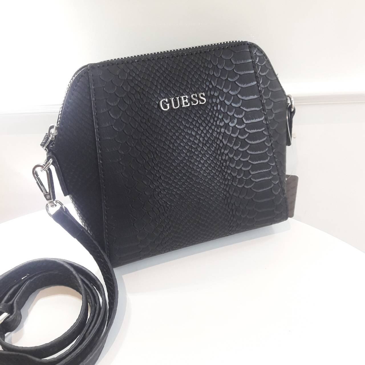 New arrival! กระเป๋าสะพายข้าง หนังจระเข้ ขนาดกระทัดรัด ยี่ห้อ Guess มาพร้อมกับสายหนัง และพื้นที่เก็บของอย่างจุใจ ด้วยดีไซน์เรียบหรูทำให้เข้ากับชุดได้หลากหลายสไตล์ กระเป๋าสะพาย GUESS ผลิตจาก PU แบบนิ่ม เปิด-ปิดด้วยซิป เพิ่มความหรู โดดเด่นด้วย ตกแต่งดีเทลโล