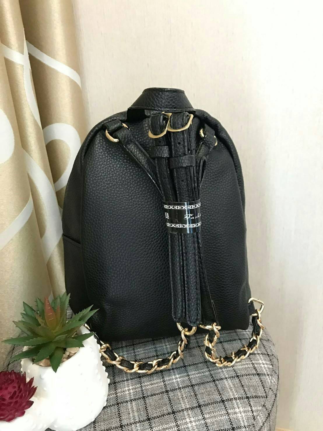 Victoria’s Secret Pebbled V-Quilt Small City Backpack กระเป๋าเป้สไตล์คลาสสิค วัสดุลายหนังแกะเทียม หนังนิ่ม เปิดปิดด้วยซิปคู่ ภายในบุผ้าสกรีนโลโก้ ใส่มินิไอแพค กระเป๋าสตางค์ยาวได้ สายสะพายโซ่ต่อหนังปรับระดับได้ ด้านหน้ามีช่องซิปร้อยหนังเส้นยาวดูมีดีเทล สะพ