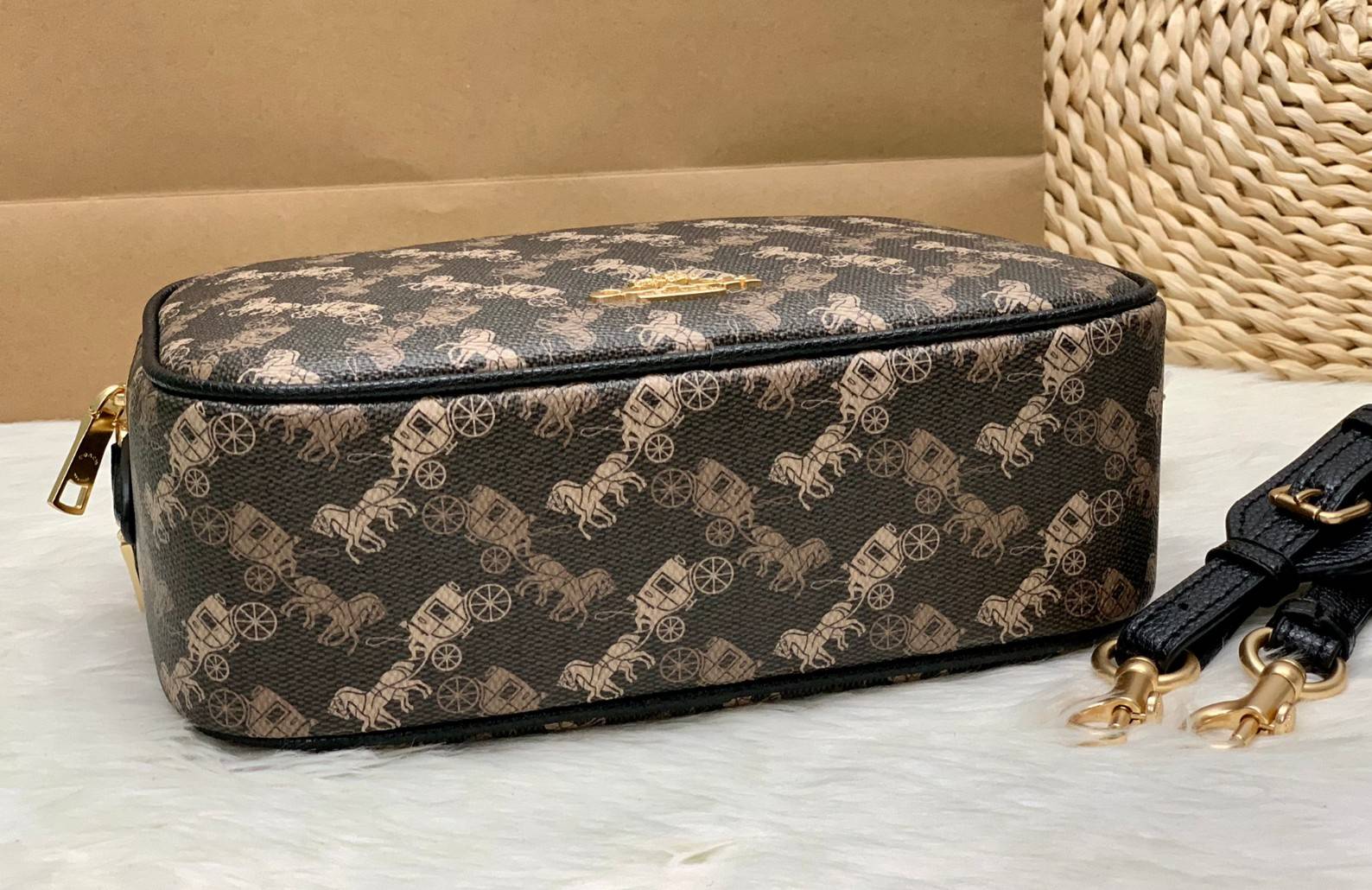 COACH JES CROSSBODY WITH HORSE AND CARRIAGE PRINT ((91109)) กระเป๋าสะพายครอสบอดี้ร์ หนังแท้นิ่ม ลายปริ้นรถม้าทั้งใบสวยงามมากๆค่ะ กระเป๋าแบ่งเป็น2ช่องซิปหลัก ช่องกว้างสามารถใส่กระเป๋าเงินใบยาวได้;ของจำเป็นได้ครบเลยค่ะ;มีช่องให้ใส่ของจุกจิก;พร้อมช่องโล่งด้า