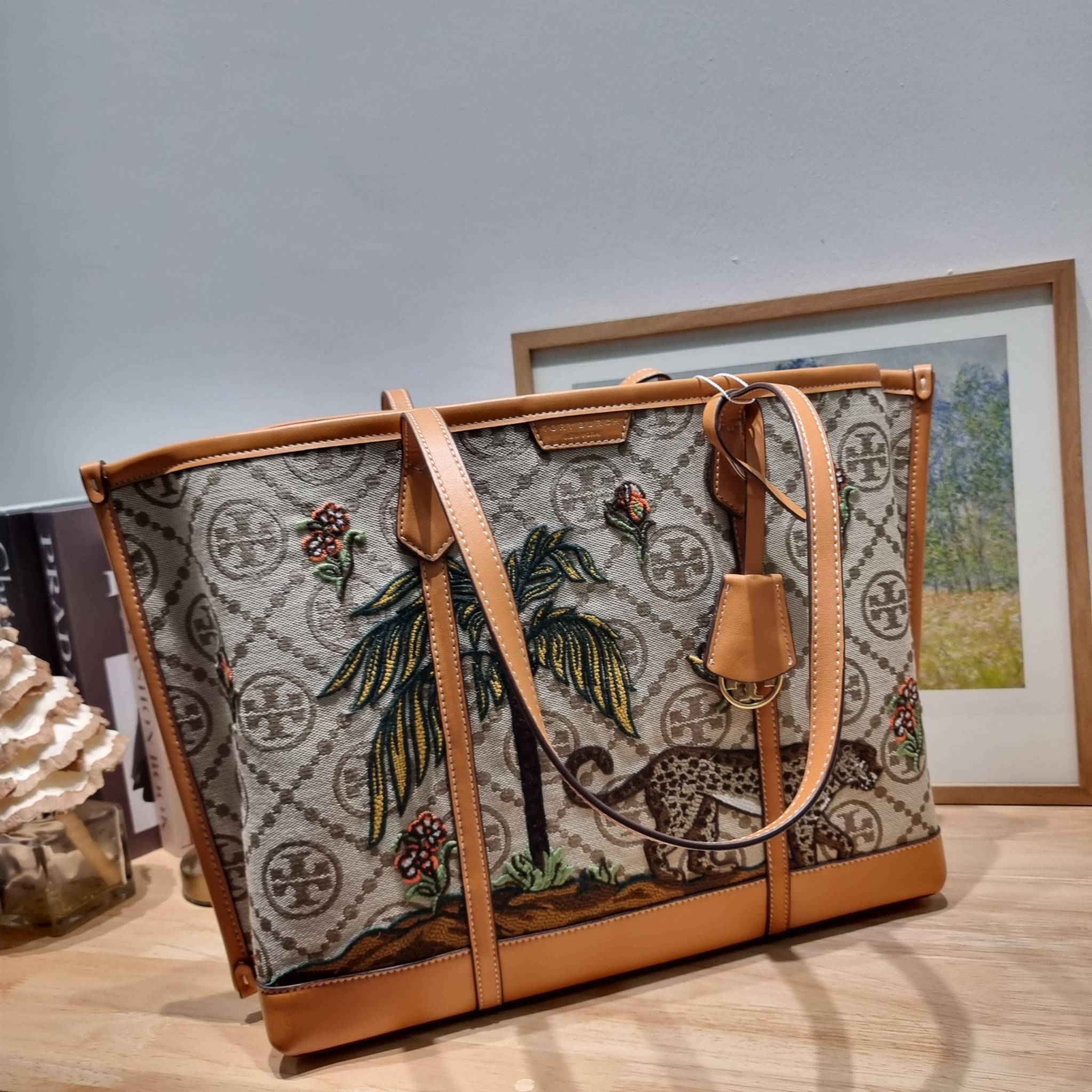 TORY TOTE BAG / TORY BURCH PERRY EMBROIDERED T MONOGRAM TRIPLE-COMPARTMENT TOTE BAG ใหม่ล่าสุด กับกระเป๋าทรงโท้ทใบใหญ่ ลวดลายโมโนแกรมสุดคลาสสิคที่ถูกดีไซน์รังสรรค์ด้วยงานปักสุดชิค น่าใช้ใจฟูแค่แรกเห็น ดีเทลดีงาม