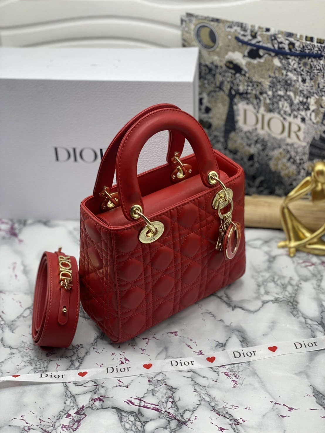 หนังแท้ DIOR LADY BAG 20cm ความสง่างามอีกหนึ่งรุ่นของ Dior รูปทรงสีเหลียม ขนาดกระทัดรัด ตั้งอยู่ทรง ฐานกระเป๋าแข็งแรง มีหมุดรองฐาน ดีไซน์ที่มีเอกลักษณ์เฉพาะตัว ด้านหน้าตกแต่งด้วยตัวอักษร D.I.R ห้อยเป็นพวงกุญแจ จะถือด้วยมือหรือสะพายไหล่ก็ดูดีมากๆ ค่ะ