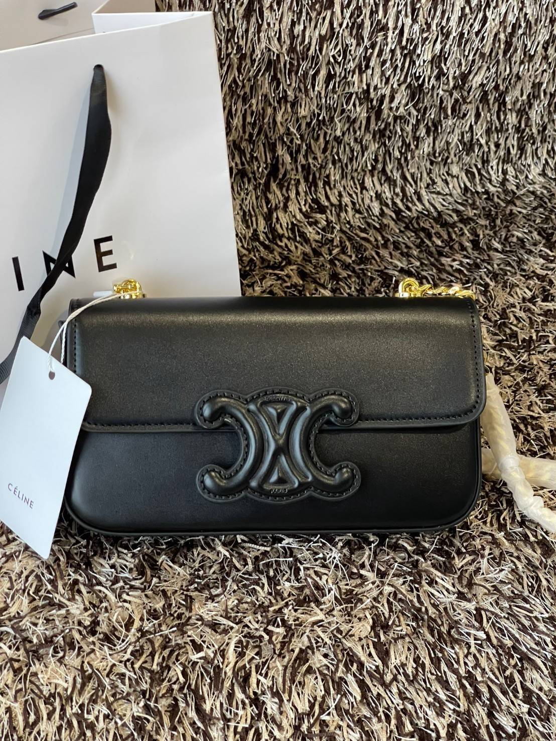 Celine Chain Shoulder Bag Cuir Triompe In Triompe เป็นกระเป๋าถูกประดิษฐ์ขึ้นในรูปทรงมินิมอล นับว่าเป็นกระเป๋าอีกหนึ่งรุ่นในซีรีส์ Triomphe ที่ได้รับความนิยมอย่างมาก โดยเป็นกระเป๋าสะพายไหล่ทรงสี่เหลี่ยมผืนผ้าที่อัดแน่นไปด้วยกลิ่นอายความคลาสสิกตามแบบฉบับของ