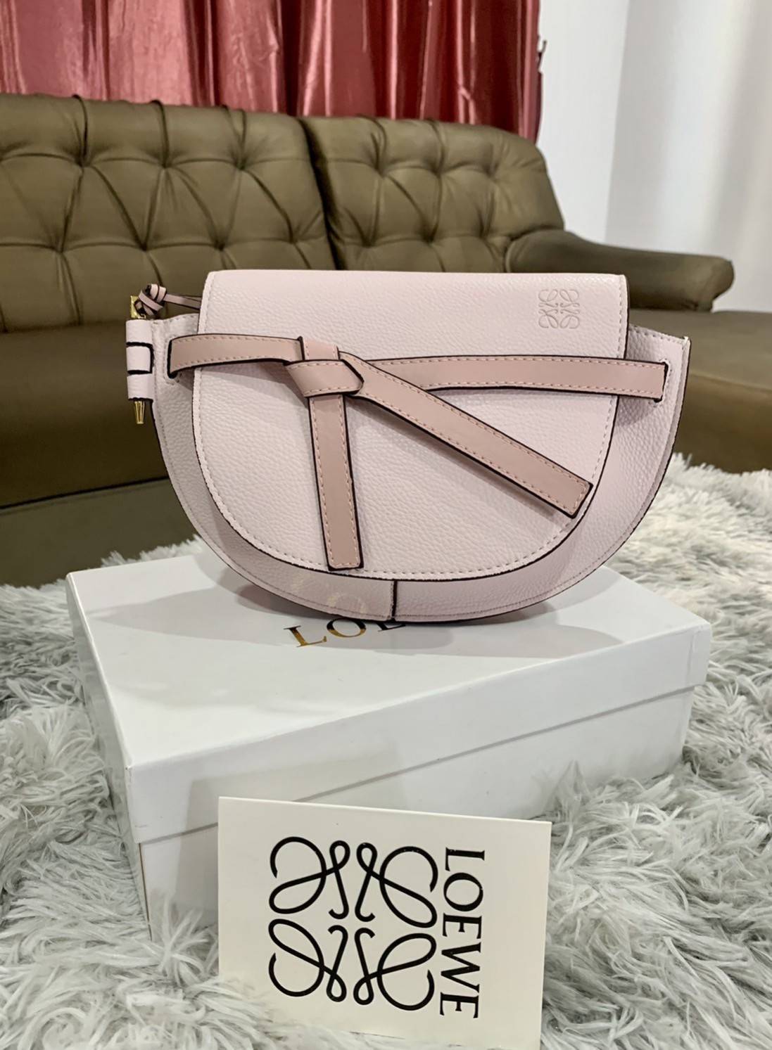 LOEWE Small Leather Gate Crossbody Bag VIP GIFT WITH PURCHASE (GWP) กระเป๋าถือหรือสะพาย Limited จาก LOEWE DUTYFREE COUNTER วัสดุ Canvas & Leather Calfskin หนังแท้ รูปทรงทันสมัย น้ำหนักเบามากค่ะ มาพร้อมสายสะพายยาวสามารถปรับระดับได้ เป็นอีกหนึ่งรุ่นฮิตกันมา