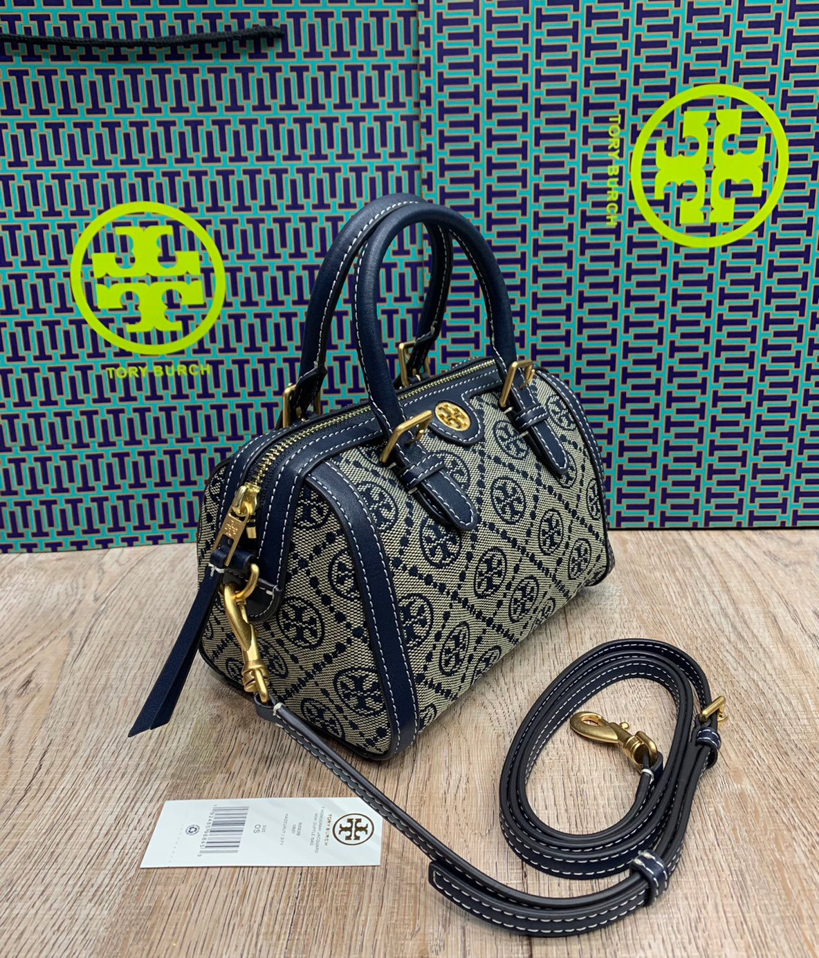 mini TORY BURCH FACTORY MONOGRAM JACQUARD BOSTON BAG กระเป๋าทรงหมอนรุ่นใหม่ล่าสุดจาก TORY BURCH FACTORY วัสดุ Woven Jacquard & Leather ในลาย Jacquard จะถือหรือสะพายก็สวยหรู ทรง Boston อะไหล่ทอง