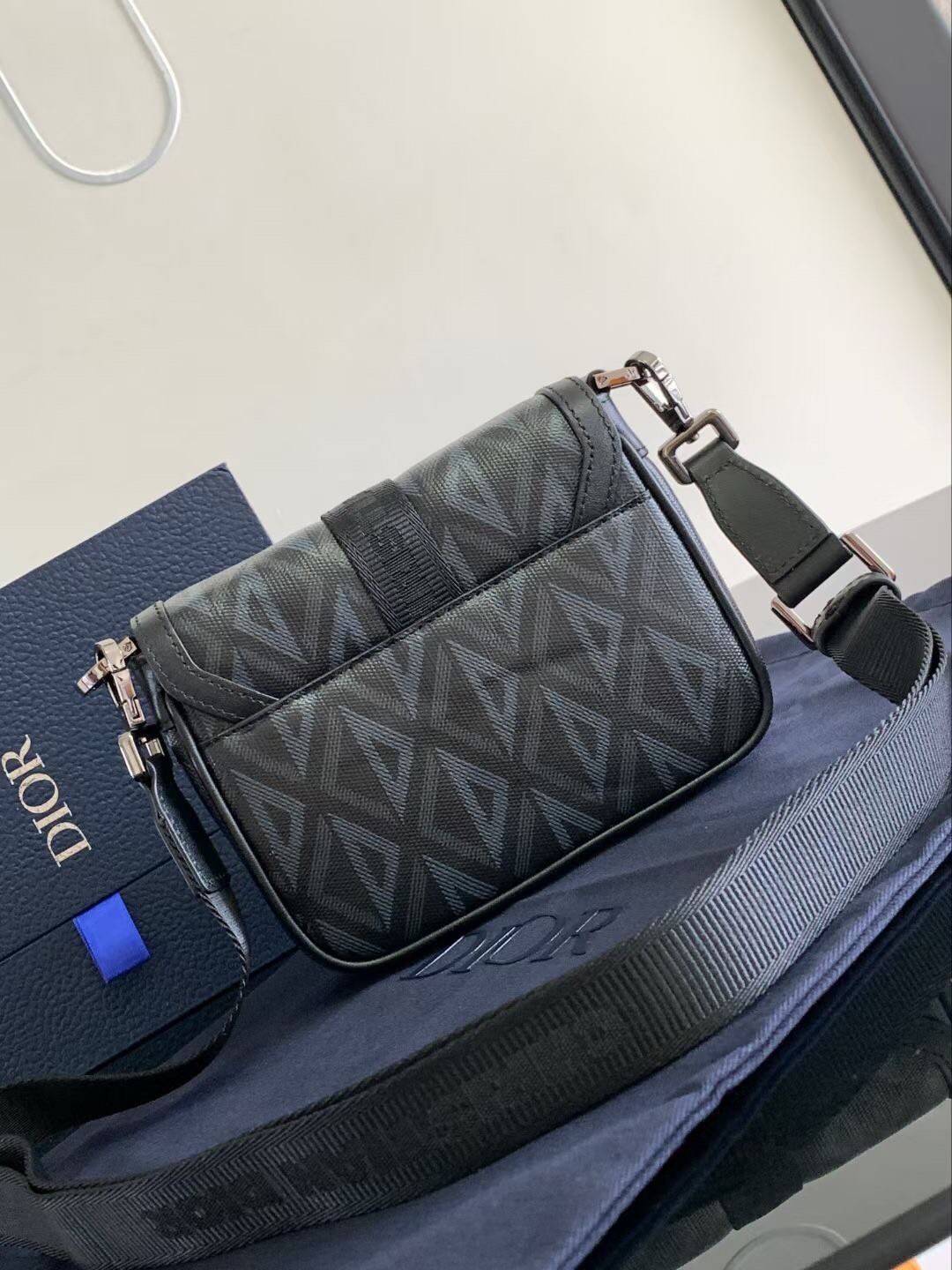 MINI DIOR HIT THE ROAD BAG / Dior Mini Messenger Bag / CD Diamond Messenger Bag ท็อปออริสลับแท้ เกรดดีสุด พร้อมส่ง กระเป๋าสะพาย รุ่นใหม่ล่าสุดคอล Summer 2023 ที่หนุ่มๆไม่ควรพลาด สวยหรูหราเป็นเอกลักษณ์แบรนด์