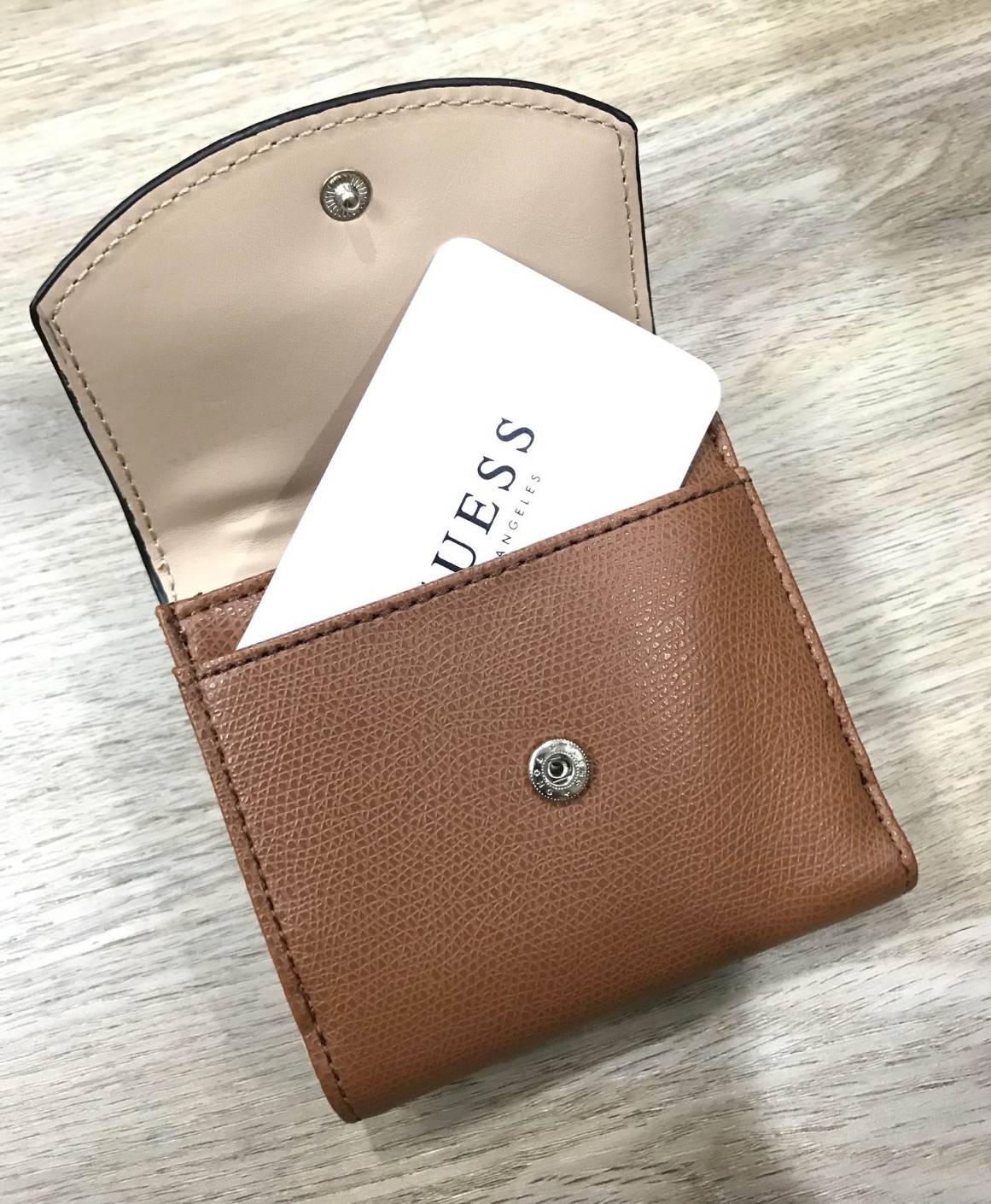 GUESS FACTORY WOMEN'S SHORT WALLET New arrival! กระเป๋าสตางค์ใบสั้นรุ่นแนะนำ หนังสวยอยู่ทรง ด้านหน้าประดับโลโก้แบรนด์ ภายในมีช่องใส่ธนบัตร 2 ช่อง มีช่องใส่รูป, บัตร และช่องใส่เหรียญค่ะ