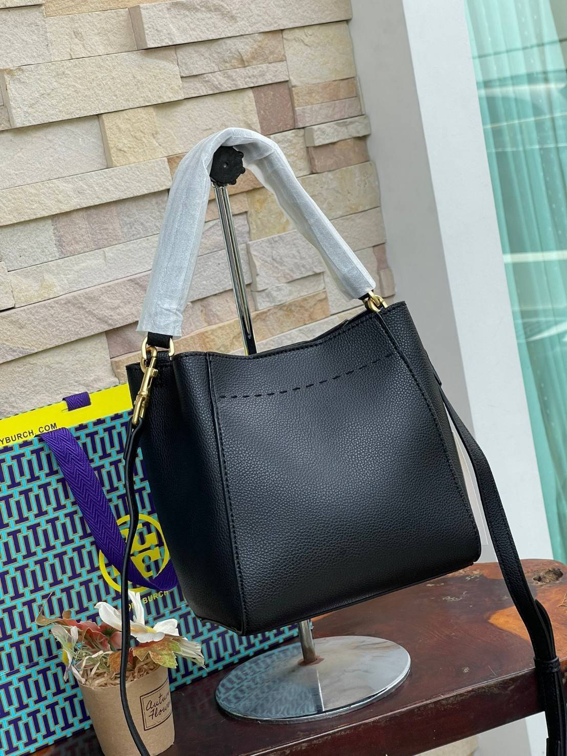 TORY BURCH McGraw Small Bucket Bag ดีไซน์ทรงตะกร้าแสนน่ารัก ดีเทลสะดุดตา รูปทรงจดจำง่าย สาว ๆ คนไหนที่เบื่อกระเป๋าถือทรงเดิม ๆ ลองมาดู Collection นี้กันดีกว่าค่ะ