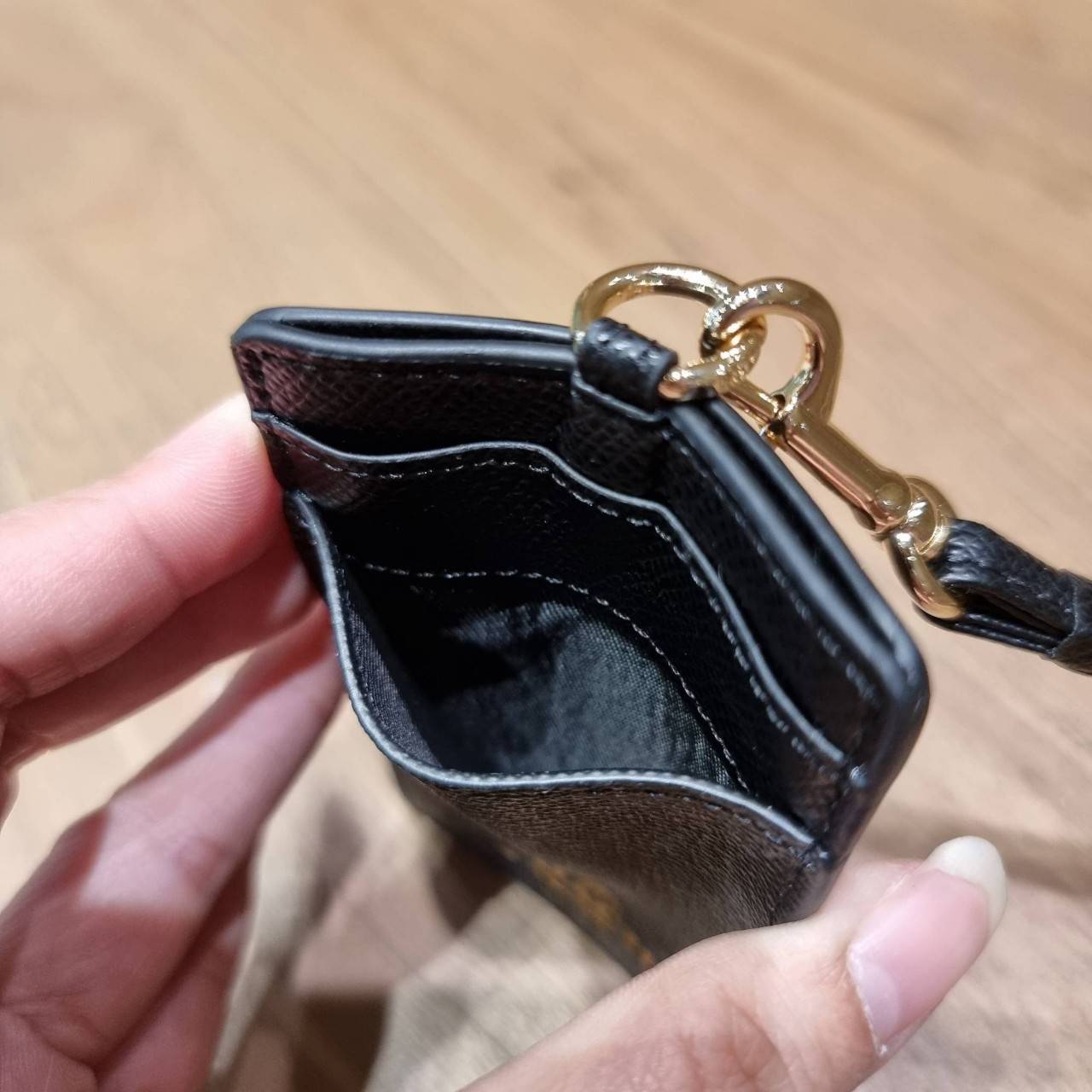 COACH ID LANYARD IN COLORBLOCK SIGNATURE CANVAS ง่ายๆแบบไม่ธรรมดา!! คลาสสิคแต่มีดีเทลโดดเด่น!! กระเป๋าถนอมบัตร พร้อมสายคล้องคอ ดีไซน์ลวดลายสวย ดูดีทุกแบบ ใช้งานง่าย พกพาสะดวก จะใส่บัตรพนักงาน บัตรเครดิต บัตรปชช. ใบขับขี่ และบัตรอื่นๆที่อยากจะใส่!! ตามใจไป