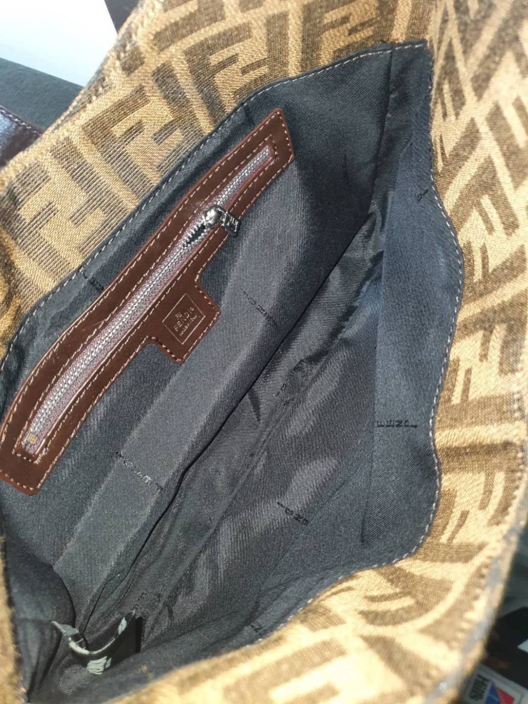 รุ่นใหม่แนะนำ!! FENDI BAGUETTE BROWN FABRIC BAG (GWP) พรีเมี่ยมกิ๊ฟ Limited Edition จาก FENDI วัสดุ CANVAS พิมพ์ลายแบรนด์ เปิดปิดด้วยฝาปิดกระดุมแม่เหล็ก ภายในมีช่องใส่ของแยกสองช่องใหญ่ พร้อมช่องซิปอีกช่อง สามารถใส่กระเป๋าสตางค์ยาว iphone เงิน ของจุกจิกได้