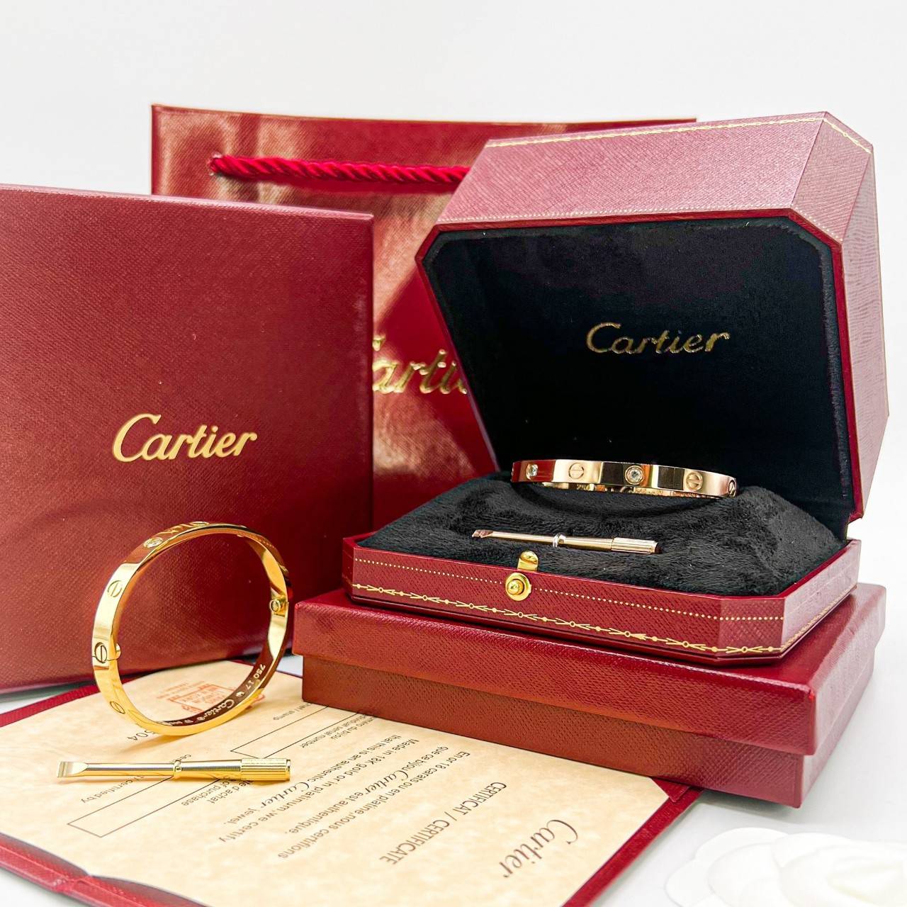 Cartier Love Bracelet, 4 diamonds กำไลข้อมือ Size 17 ภาพถ่ายจากงานจริง เกรดออริจินิล วัสดุคุณภาพดี ไม่ลอกไม่ดำ กล่องใหญ่ตามแบบ งานปั้มครบตามรูปเลยค่ะ
