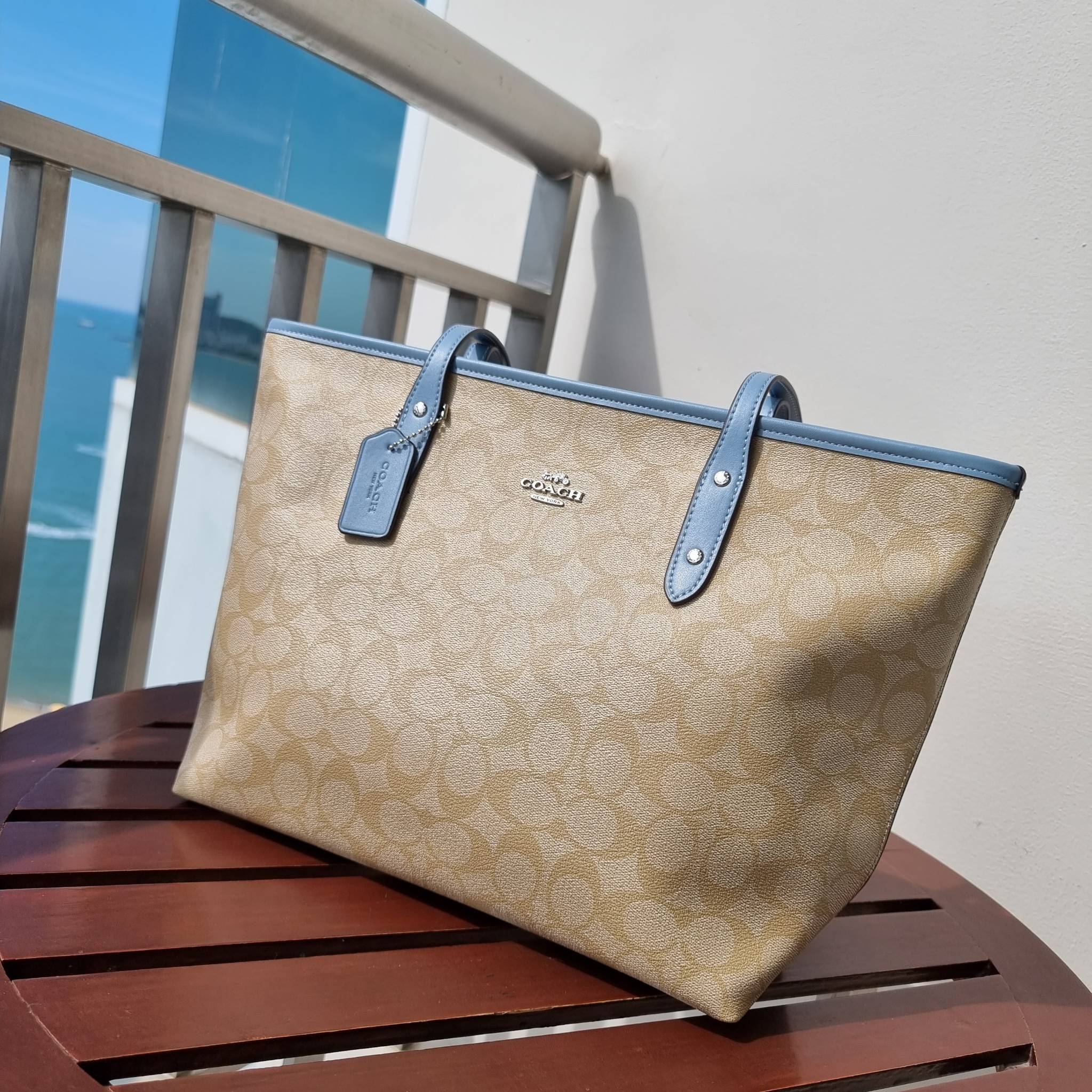 OUTLET 】COACH F58292 CITY ZIP TOTE IN SIGNATURE 16" รุ่นขายดี!! ไซส์ใหญ่ สีสวยมาให้แบบจัดเต็ม!! กระเป๋าถือทรงโท้ทใบใหญ่ สวยน่าใช้ทุกสี สะพายคล้องไหล่ได้เก๋ๆ จุของแน่นๆไปเลยจ้า!! วัสดุหนังแคนวาสคุณภาพ ปากกระเป๋าเปิด-ปิดด้วยซิป กันของหล่นได้ ถือไปไหนก็