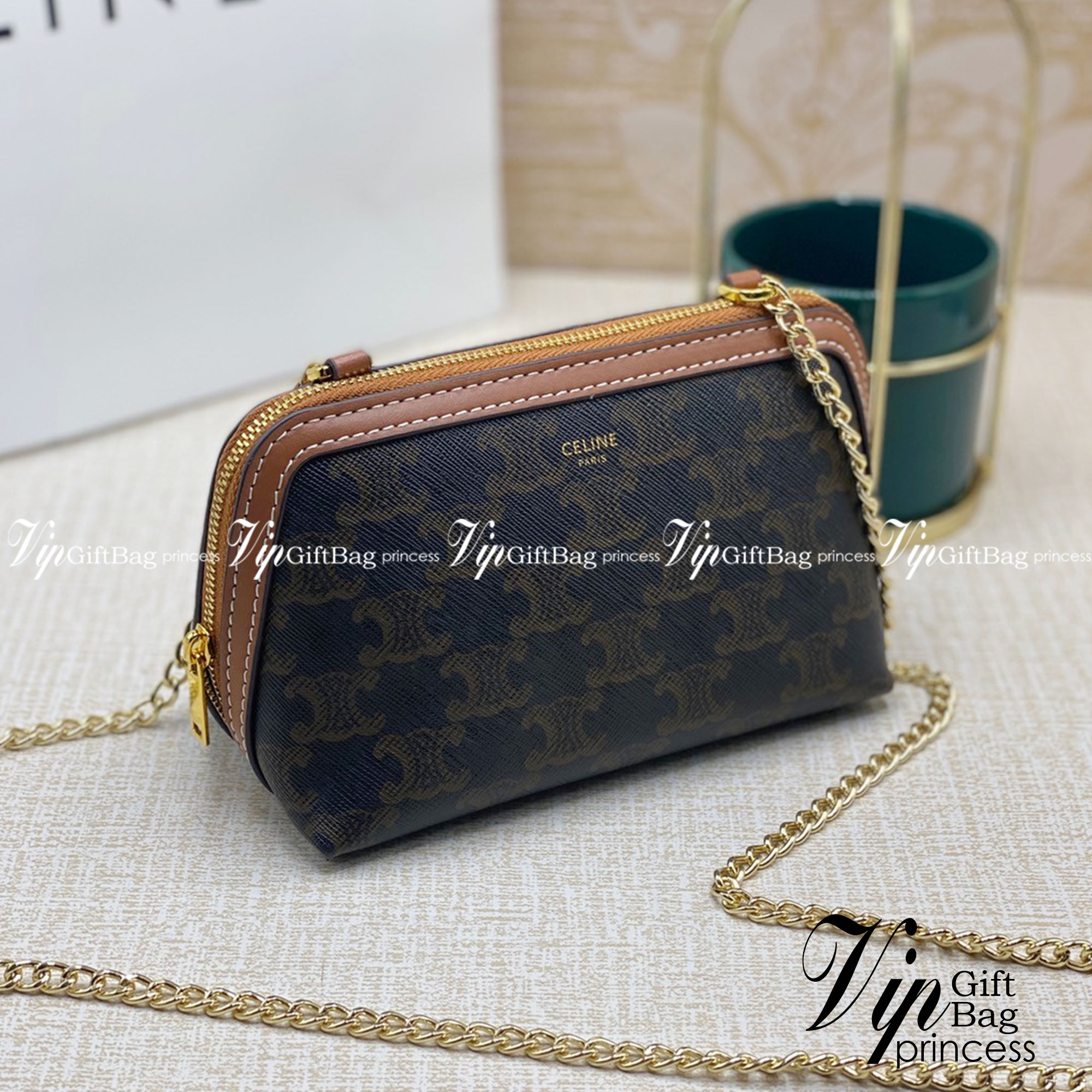 CELINE POUCH 16cm / CELINE TRIOMPHE Triumphal Arch Canvas / CELINE CLUTCH WITH CHAIN กระเป๋าคลัทช์ดีไซน์เรียบหรูออกแบบมาได้อย่างลงตัว พร้อมสายสะพายโซ่ทองสุดหรู ด้วยรูปทรงที่สวยงามและทันสมัย