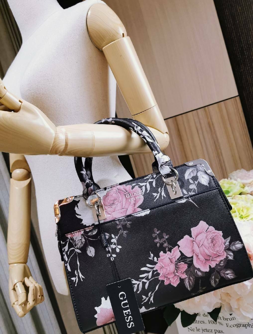 GUESS WOMAN CROSS BODY BAG กระเป๋าถือ/สะพายรุ่นใหม่ล่าสุดจาก GUESS FACTORY หนังสวยอยู่ทรงแข็งไม่ย้วย ขนาดกำลังดี น้ำหนักเบาด้านหน้าประดับโลโก้แบร์นพร้อมอะไหล่เงินที่หูหิ้วและมุมขอบกระเป๋าเพิ่มดีเทลเก๋ หูจับเเข็งแรงพับลงได้ เปิดปิดด้วยซิปสะดวกใช้ ภายในมีโล