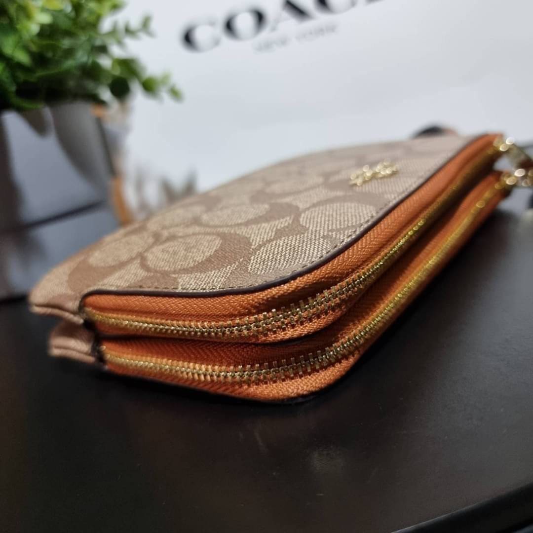COACH F87591 DOUBLE CORNER ZIP WALLET IN SIGNATURE COATED CANVAS คล้องมือรุ่น 2 ซิป!! มาแล้วจ้า 🌟🤗 ไซส์นี้คือเหมาะมือจริงๆ พกง่ายเช่นเคย ไม่ต้องกังวลว่าจะเกะกะหรือกินพื้นที่กระเป๋าหลัก วัสดุหนังแคนวาสเคลือบลาย มีช่องหลักแยก 2 ช่อง ภายในบุผ