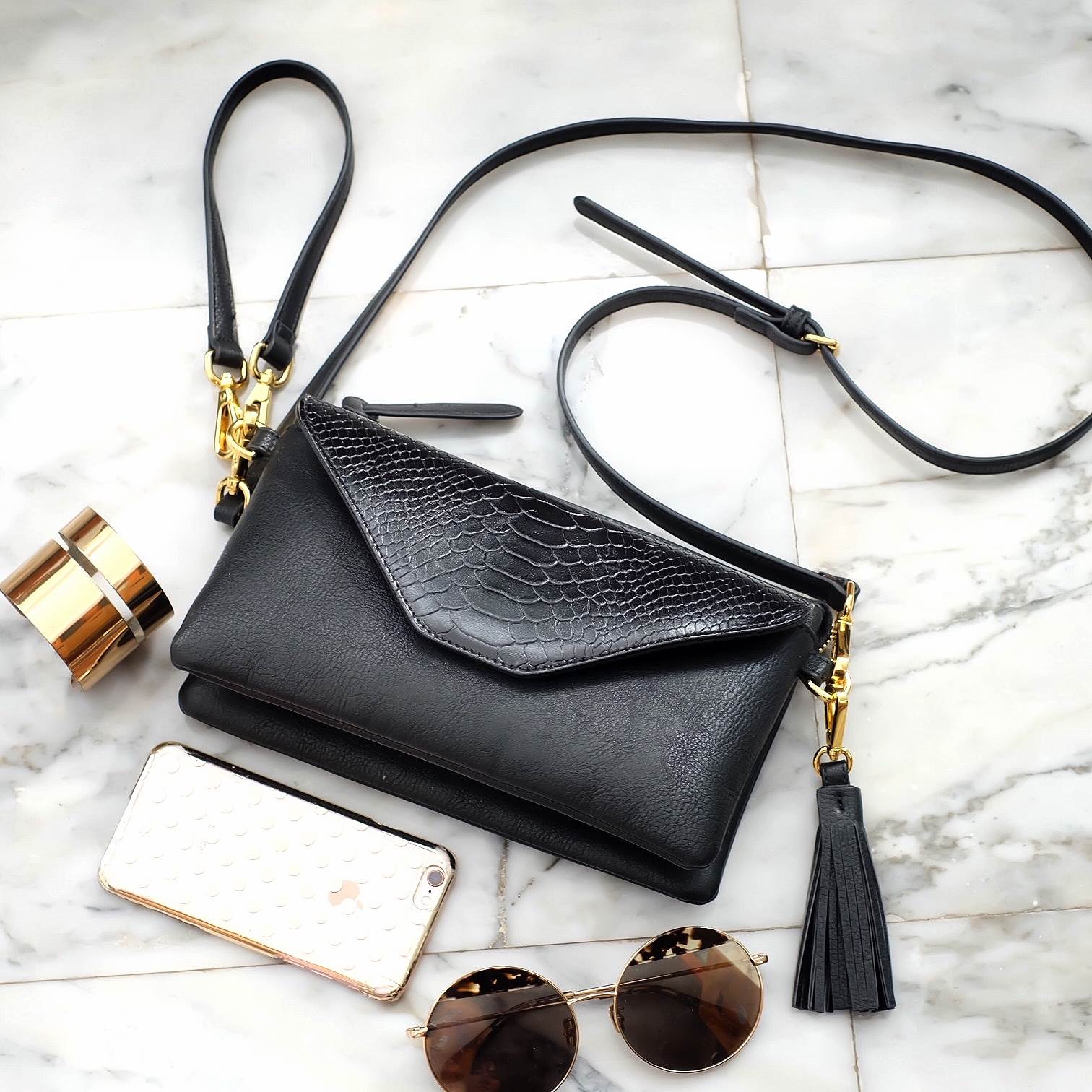 รุ่นขายดีที่สุด จนต้องทำ Size ใหม่เพิ่ม กระเป๋า สะพาย 3in1 ถือ/สะพายได้หลายแบบตามสไตล์ ใบนี้แนะนำเลยค่ะ ควรมีติดตู้ !! 😍กระเป๋า KEEP Doratry shoulder &clutch bag ตัวกระเป๋าผลิตจากหนังแกะเทียม ตัดกับ ลายงู ลายหนังชัดเจน สวย อะไหล่ทองเพิ่มความหรูให้