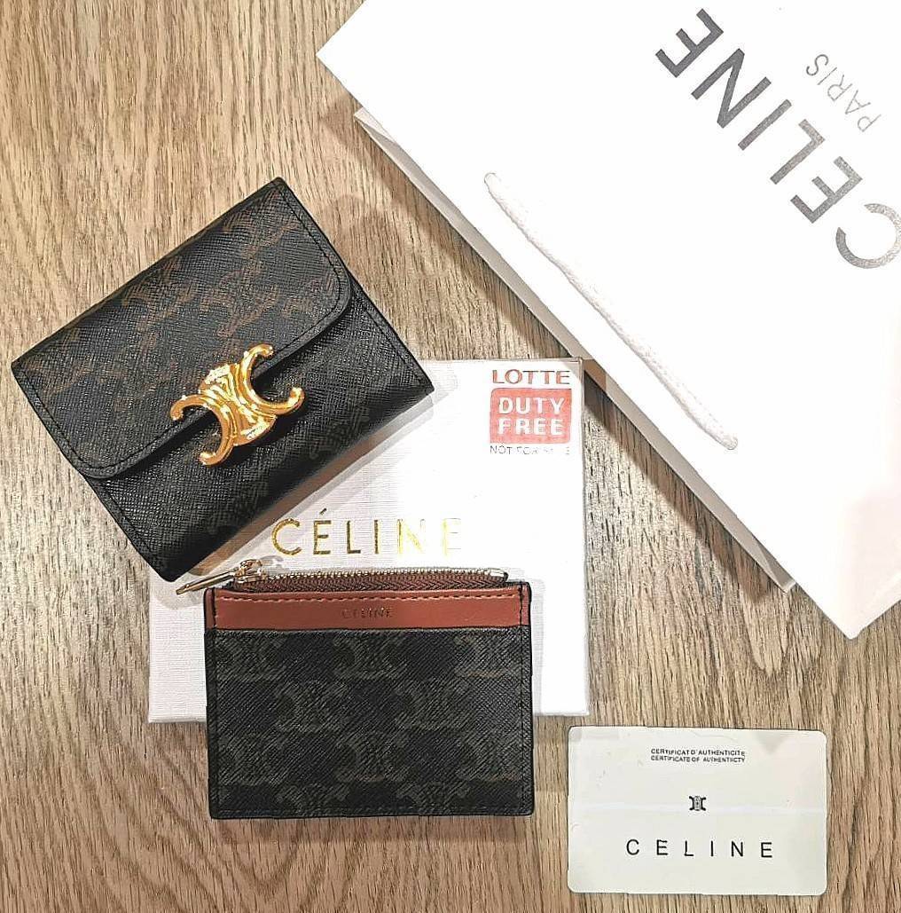 VIP 】CELINE SHORT WALLET VIP GIFT WITH PURCHASE GWP พรีเมี่ยมกิ๊ฟ Limited จาก CELINE HAUTE PARFUME DUTYFREE COUNTER วัสดุ Triomphe Canvas รุ่นใหม่เปิดปิดฝาพับกระดุม ภายในมีช่องแบ่งหลายช่อง ช่องใส่บัตรหลายช่อง ช่องใส่ธนบัตรใส่แบงก์พันได้เหมือนกระเป๋าสตางค์