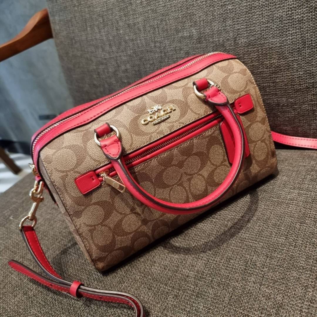 COACH F83607 ROWAN SATCHEL IN SIGNATURE CANVAS กระเป๋าทรงหมอนยอดฮิต คลาสสิคใช้งานได้ไม่มีเบื่อ มาครบสีขายดี ด้วยรูปทรงสวยงาม และใช้งานได้อย่างกระฉับกระเฉง วัสดุหนังแคนวาสเคลือบลาย ทนทาน ภายในโล่งกว้าง มีช่องซิปและแบ่งสัดส่วนได้ลงตัว บอกเลยว่าสาวๆพลาดไม่ได