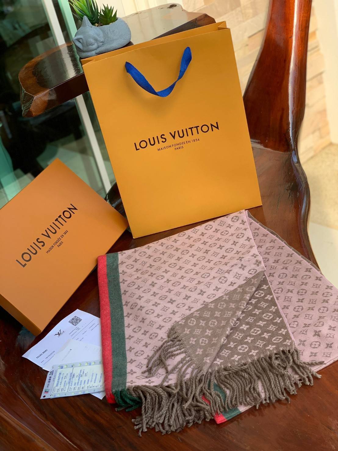 Louis Vuitton Women’s Scarves Accessories Scarf อีกหนึ่งแบรนด์ดังจากปารีส ด้วยงานพรีเมี่ยมกิ้ฟสีพาสเทล เพื่อส่งมอบความรู้สึกดีๆให้กับคนที่คุณรัก ในรูปแบบผ้าพันคอและผ้าคุมไหล่ผืนใหญ่ให้ความอบอุ่น ถักทอด้วยผ้าcashmere ผ้าเนื้อดี สัมผัสนุ่มมือ ทอลายในตัว สีแ
