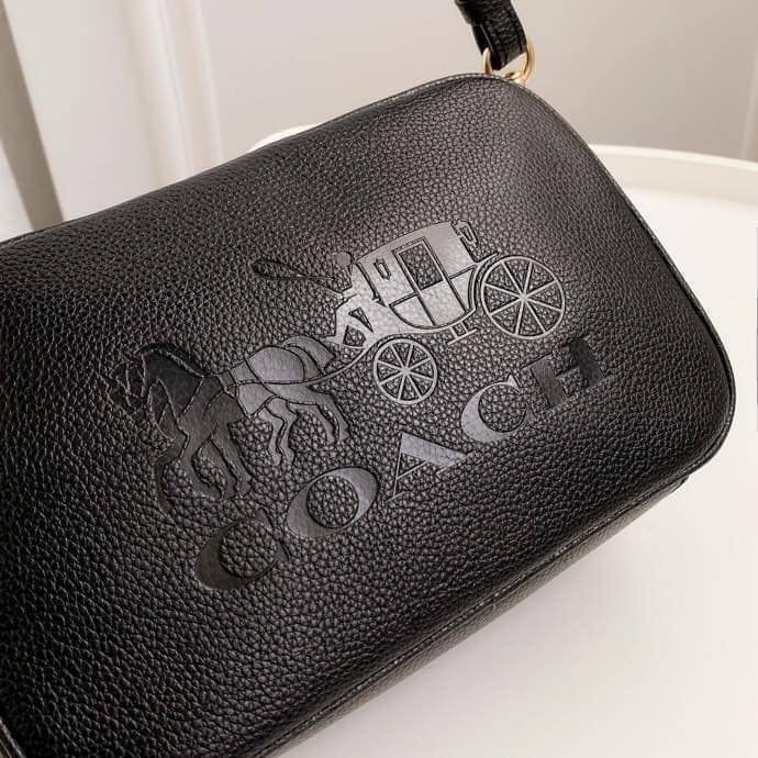 Coach Leather Jes Crossbody in Colorblock ((72704)) กระเป๋าสะพายข้าง//ครอสบอดี้ร์ วัสดุหนังแท้ หนังนิ่มสวยงาม มากๆค่ะ ด้านหน้ามีโลโก้แบรนด์เด่นชัดสะดุดตา ช่องหลักแบ่งเป็น2ซิป แต่ละช่องกว้าง ใส่กระเป๋าเงินใบยาวได้ ของอื่นๆได้จุค่ะ มีช่องเล็กให้ใส่ของจุกจิก