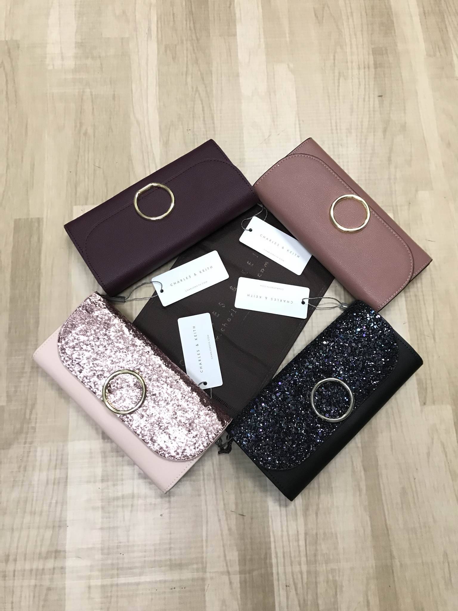 CHARLES & KEITH CIRCULAR DETAIL WALLET กระเป๋าสตางค์ทรงยาว วัสดุหนังpuที่มีทั้งแบบหนังเรียบและหนังลายคาร์เวียร์ เปิดปิดด้วยกระดุมแม่เหล็ก ภายในแยกเป็นช่องใส่บัตร,ธนบัตรและช่องซิปใส่เหรียญ ด้านหลังมีช่องใส่ของอีก1ช่อง ด้านหน้าดีไซน์เรียบง่ายแต่ดูหรู คอลเลค