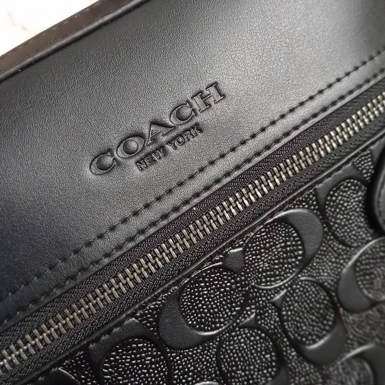 COACH HOUSTON FLIGHT BAG IN SIGNATURE LEATHER (COACH F73338) กระเป๋าสะพาย ลวดลาย C นูน SIGNATURE ที่ดูโดดเด่นมาก// วัสดุหนังแท้ทั้งใบ อยู่ทรงสวย// ด้านในโล่งกว้าง จุของได้เยอะ ด้านหน้ามีอีกช่องซิบไว้เก็บของสำคัญได้อย่างเป็นสัดส่วน ลงตัว เปิด-ปิด ด้วยซิบ/ 