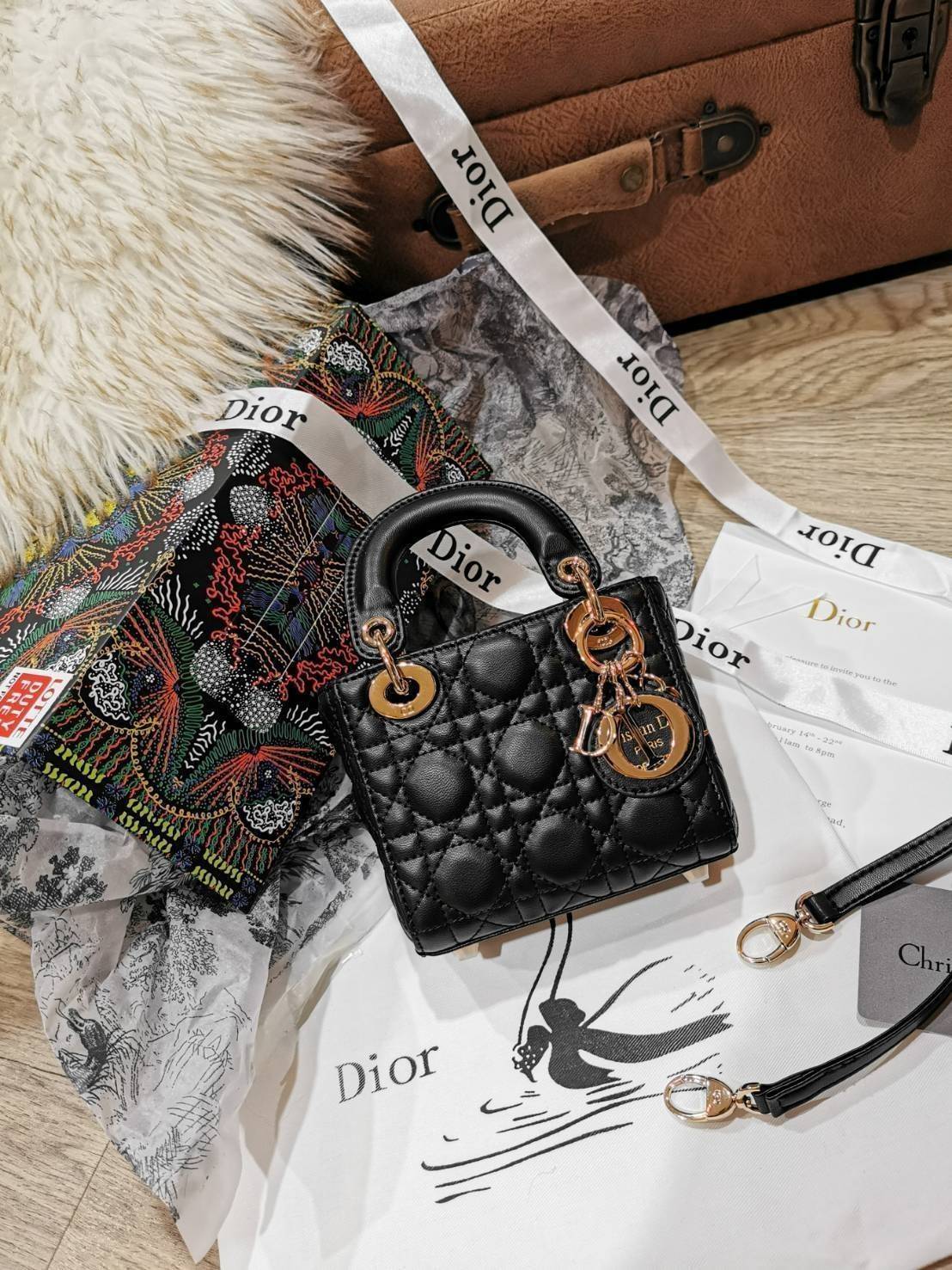 CHRISTIAN DIOR MINI BAG VIP GIFT WITH PURCHASE (GWP) พรีเมี่ยมกิ้ฟ Limited Edition จาก DIOR DUTYFREE COUNTER วัสดุหนังแท้ Calfskin ทรงเหลี่ยมหนังสวยหรูอยู่ทรงขึ้นลายเอกลักษณ์แบรนด์ ประดับTAGห้อยโลโก้แบรนด์อะไหล่ทองด้านหน้า เปิดปิดด้วยฝาปิด ภายในโล่งมีโลโก