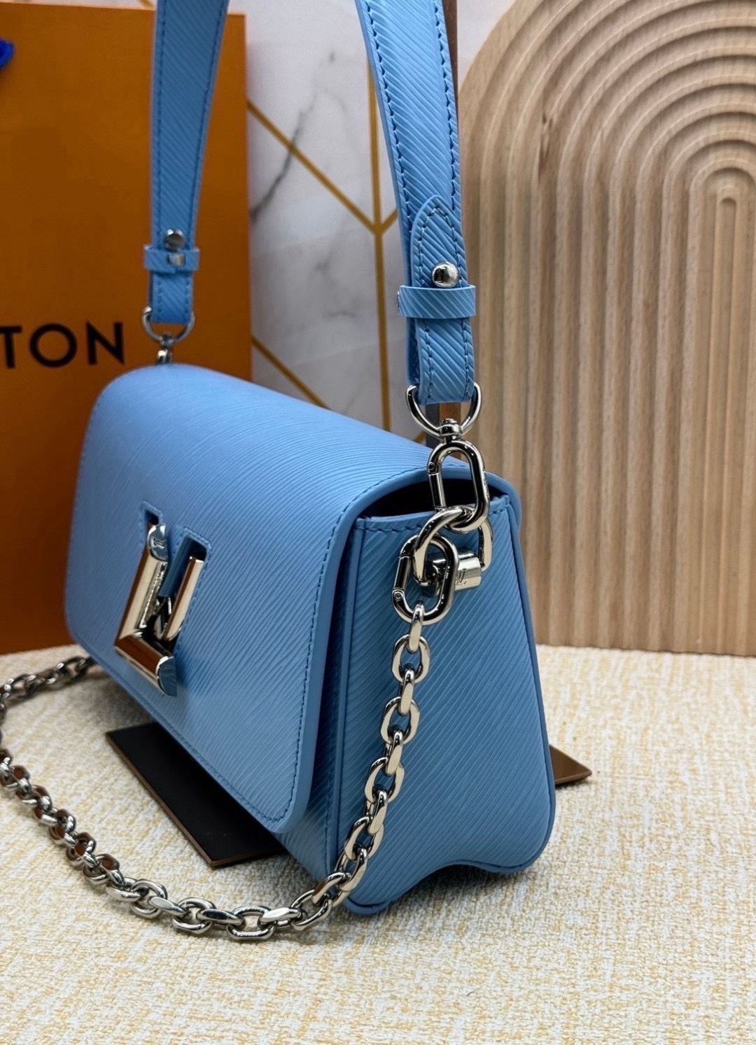ORI หนังแท้ | LV Twist West Bag กระเป๋าสะพายหนัง Epi ลายเกรน สุดคลาสสิกมาดีไซน์ใหม่ในรูปทรงยาวเผยลุคมีระดับเหนือกาลเวลา ความหรูหราเข้ากับสตรีตสไตล์