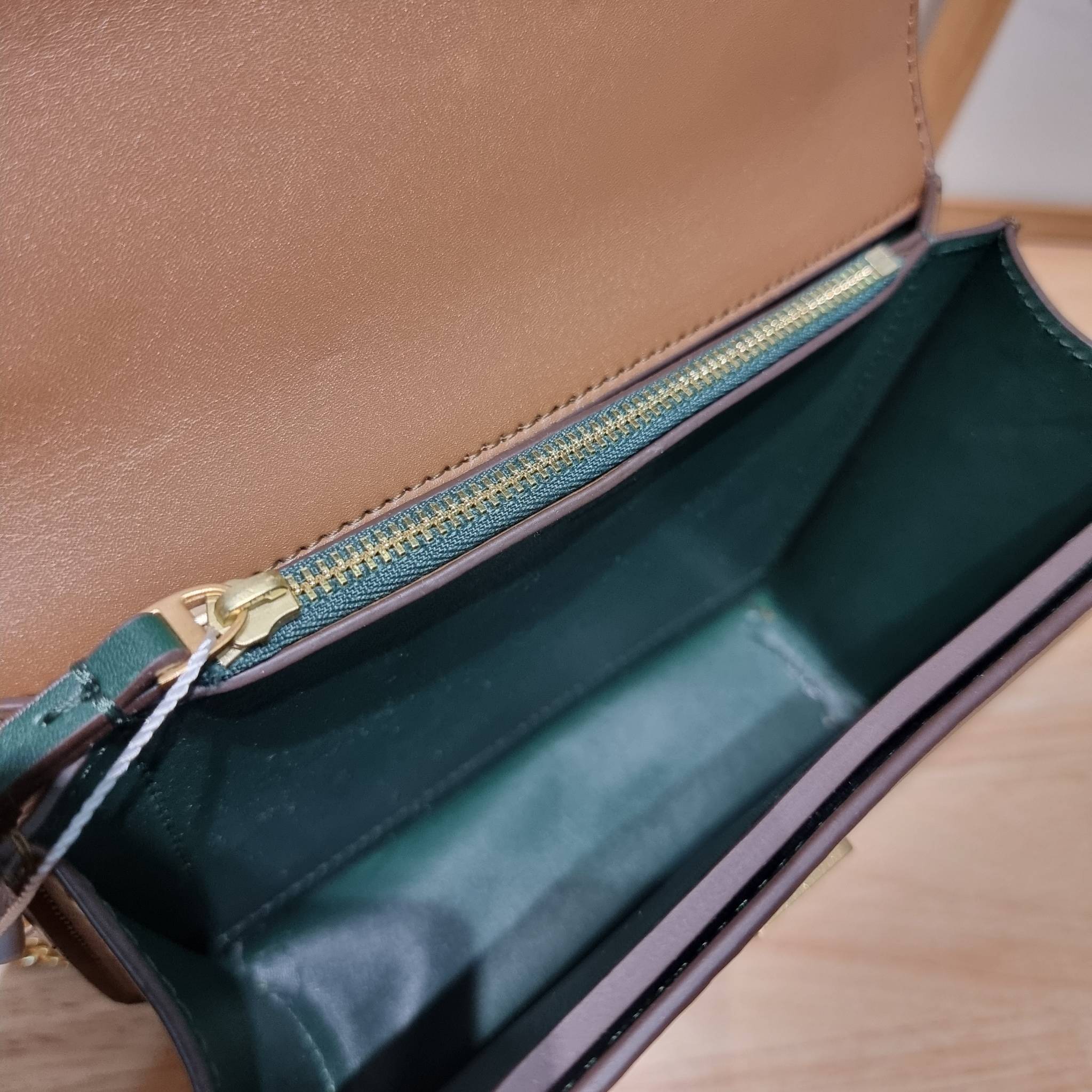 Tory Burch Bag / TORY BURCH ELEANOR SMALL CONVERTIBLE SHOULDER BAG ฮอตไอเท็ม รุ่นนี้ขายดีขายหมด สวยหรู คุณหนู ผู้ดี!! หายากมากแล้วน้า กระเป๋าสะพายข้าง ดีไซน์อยู่ทรง ขนาดกำลังสะดวกใช้ เปิด-ปิดด้วยแถบแม่เหล็ก