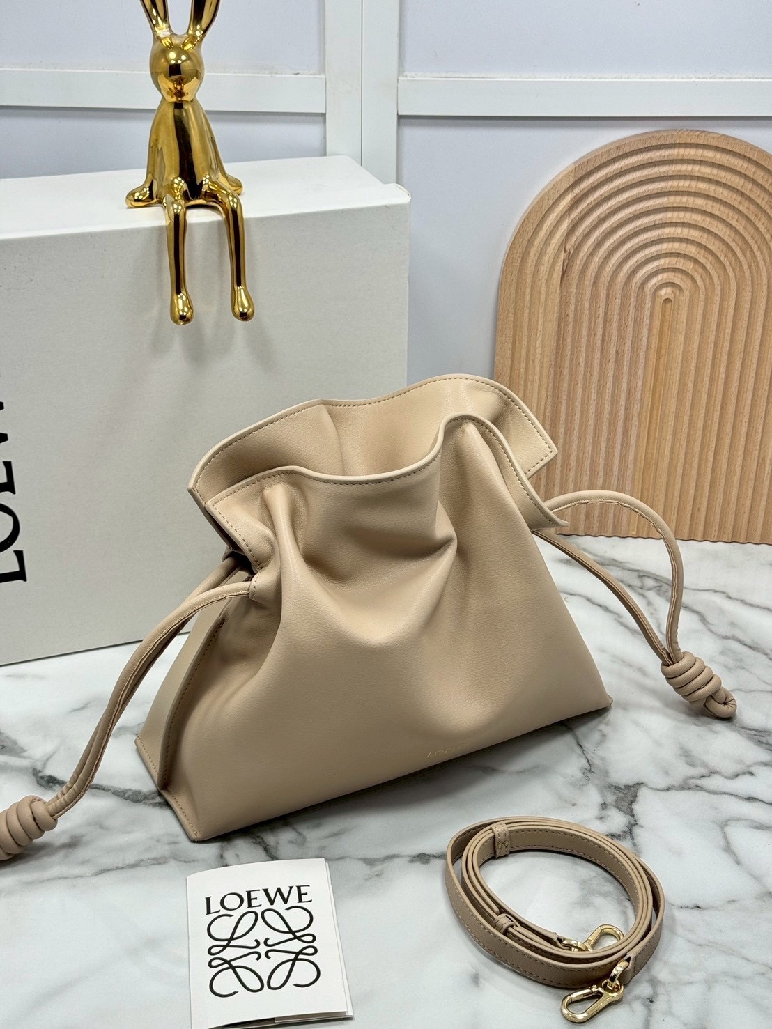 ORI หนังแท้ | Medium Loewe Flamenco clutch in nappa leather 30cm กระเป๋าสะพายทรงคลัชดีไซน์รูดเชือก เรียบหรูดูแพง เรียบง่ายใช้งานสะดวก หนังแนปป้าให้สัมผัสนุ่มสบายผิว มาพร้อมสายสะพายร้อยห่วงหรูหรา