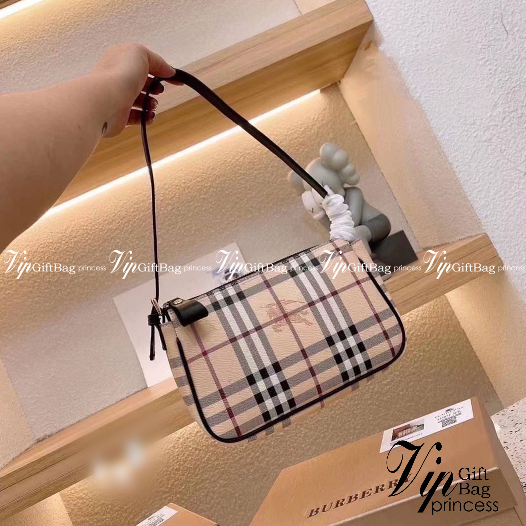 Burberry Vintage Bag / Burberry Nova Check Small Shoulder Bag พร้อมส่งที่ไทย กระเป๋าสะพายไหล่ Vintage Check ที่ถือว่าเป็นสัญลักษณ์อันเก่าแก่ของแบรนด์ ภายในเป็นช่องโล่งกว้าง และมีคุณสมบัติการใช้งานที่ครบครัน