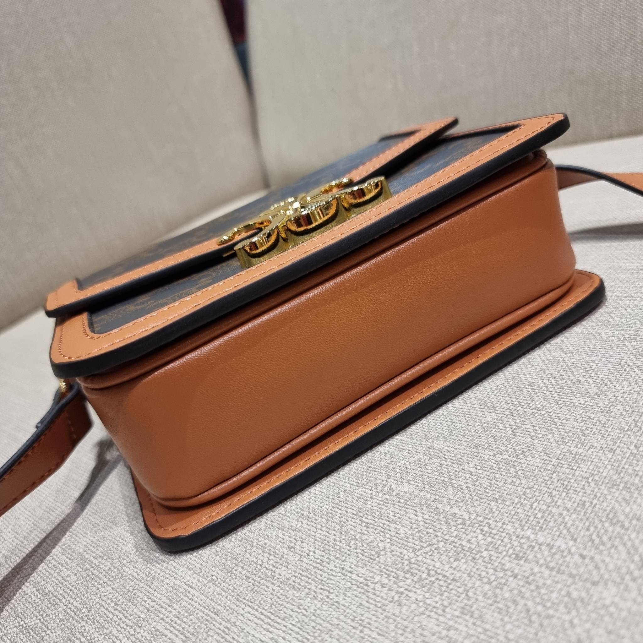 VIP 🥂 CELINE TEEN TRIOMPHE BAG IN TRIOMPHE CANVAS AND CALFSKIN ไม่มีไม่ได้เลยกับไอเท็มสุดคลาสสิค กระเป๋าสะพาย สวยอยู่ทรง ดีไซน์เป็นธรรมชาติ เนเชอรัลโทน ดูดี ดูแพง ไซส์กะทัดรัดมาใหม่ วัสดุหนังแคนวาสสลับหนังแท้ เปิด-ปิดด้วยตัวกดล็อค ใช้งานสะดวก ภายใ