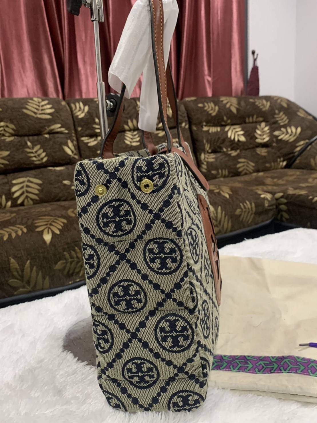 TORY BURCH MONOGRAM TOTE BAG กระเป๋าที่มีเอกลักษณ์เฉพาะตัว วัสดุผ้าแคนวาส Canvas ลวดลายโมโนแกรม เนื้อผ้าหนาสัมผัสนุ่ม โครงสร้างกระเป๋าวัสดุแข็งแรง