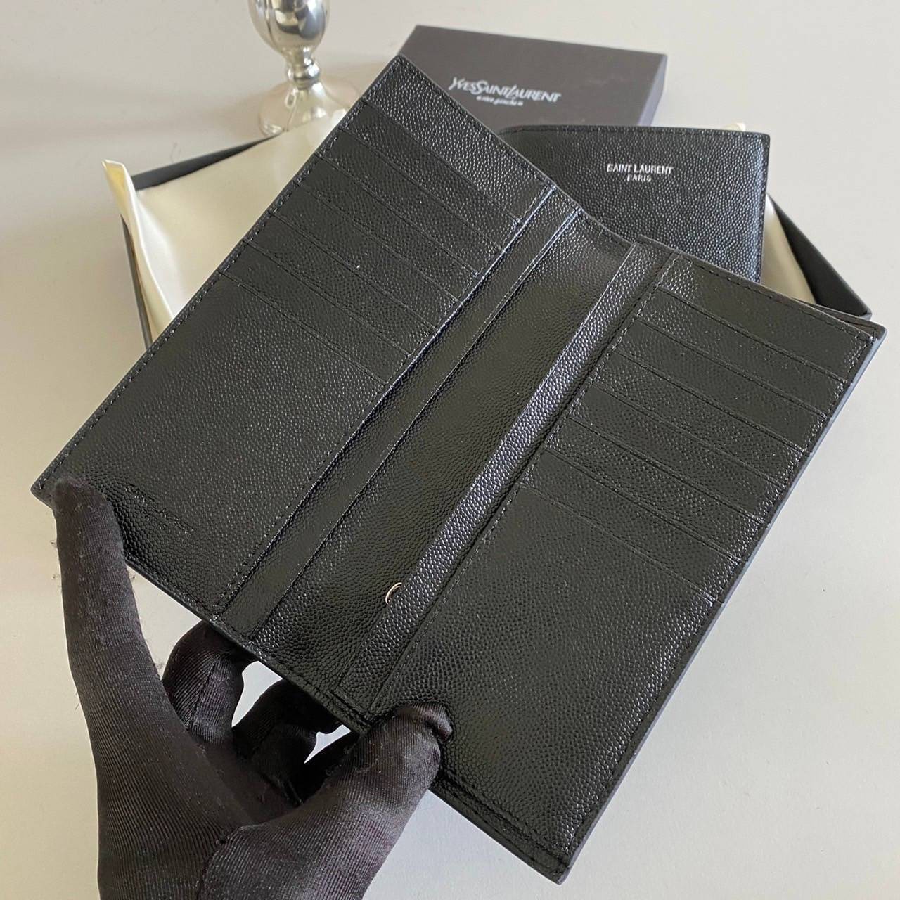 หนังแท้ Yves Saint Laurent YSL Wallet / YSL Long Wallet กระเป๋าสตางค์ผู้ชายใบสั้น/ยาว ใช้งานง่าย เรียบแต่หรู หนังอัดลายคาเวียร์มีช่องใส่การ์ดได้เยอะ งานหนังแท้ทั้งใบ ภาพสินค้าถ่ายจากงานขายจริง ใช้งานต่างประเทศได้