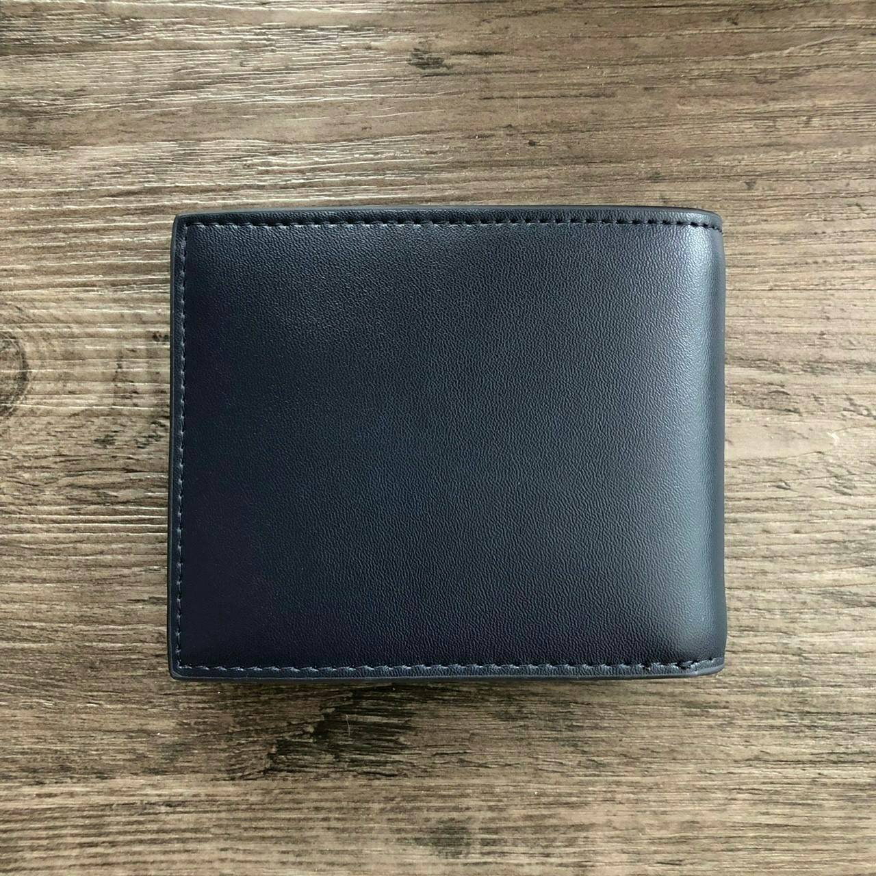 LACOSTE Short Wallet with Key Set กระเป๋าสตางค์ใบสั้น Set สุดคุ้มมอบให้เป็นของขวัญหรือใช้เองก็แนะนำค่ะ อุปกรณ์ : มาพร้อมพวงกุญแจ + ถุงกระดาษแบรนด์ + กล่องแบรนด์