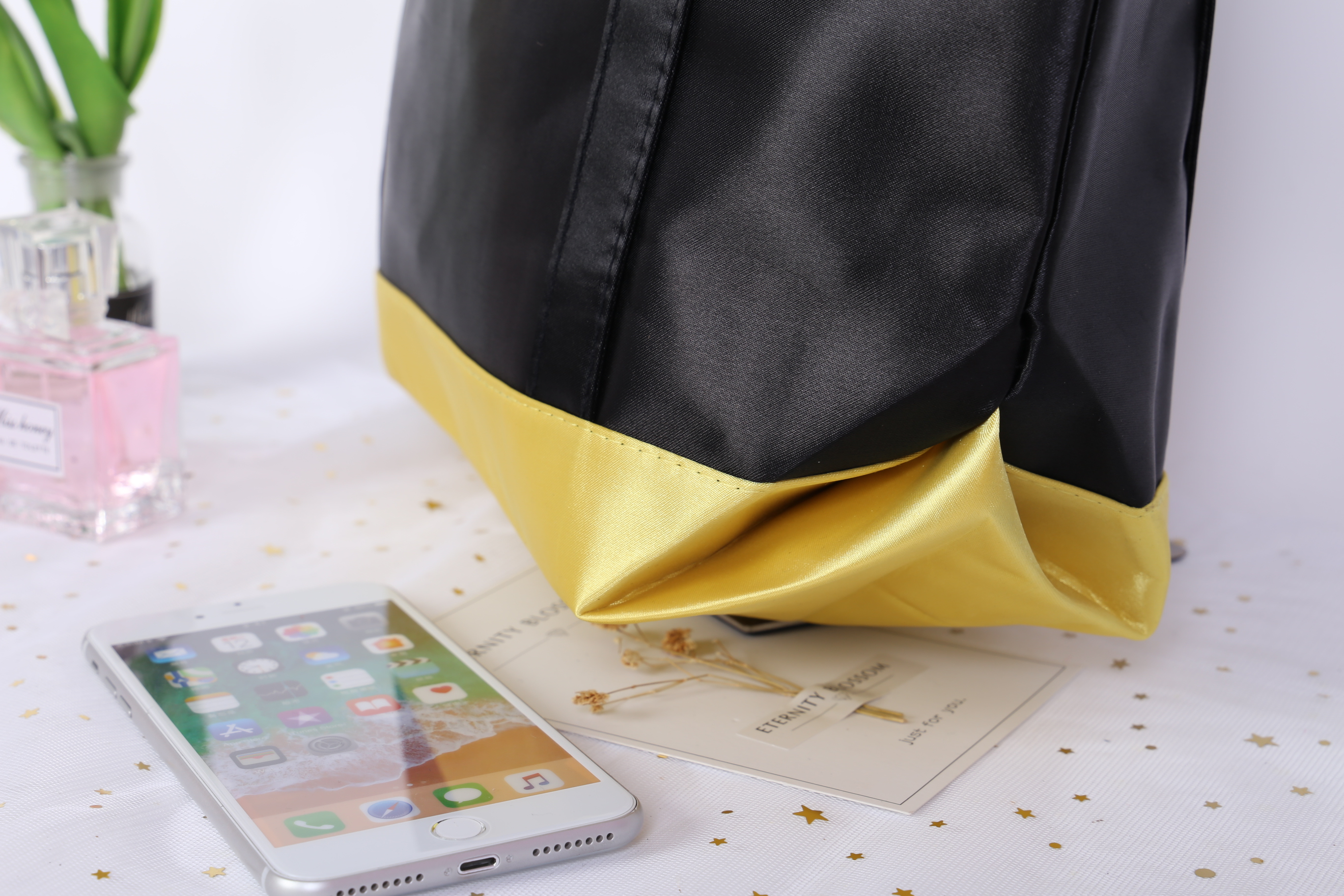 Chanel Satin Shoulder bag วัสดุ (Material) : Satin กระเป๋าสะพายข้าง ขนาดกำลังดีค่ะ ใส่เอกสารหนังสือได้นะคะ ด้านในซับผ้าลายเดียวกับสีกระเป๋าเลยค่ะ เป็นกระดุมแม่เหล็กเปิดปิด สินค้าพรีเมี่ยมแท้ แถมจากเค้าเตอร์แบรนด์ประเทศญี่ปุ่นค่ะ