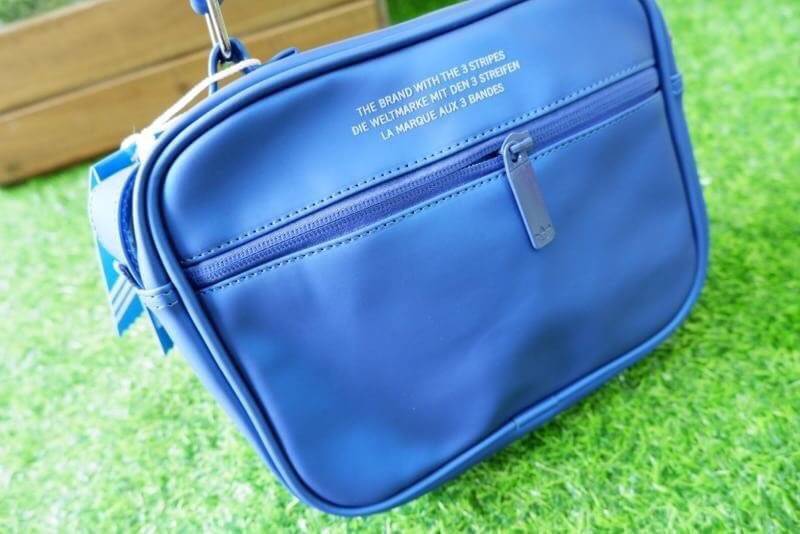 adidas mini airline bag *outlet* กระเป๋าสะพายข้างทรงสปอร์ต ด้านหน้าติดโลโก้แบรนด์ ดีไซน์ลาย 3D ด้านหลังเป็นหนังเรียบ มีช่องซิปสามารถใส่สิ่งของได้ รุ่นนี้เปิดปิดด้วยซิปคู่ ซิปปั๊มแบรนด์ทุกจุด ด้านในเป็นช่องกว้าง มีช่องซิป สายสะพายยาวสามารถปรับระดับได้ สาวก