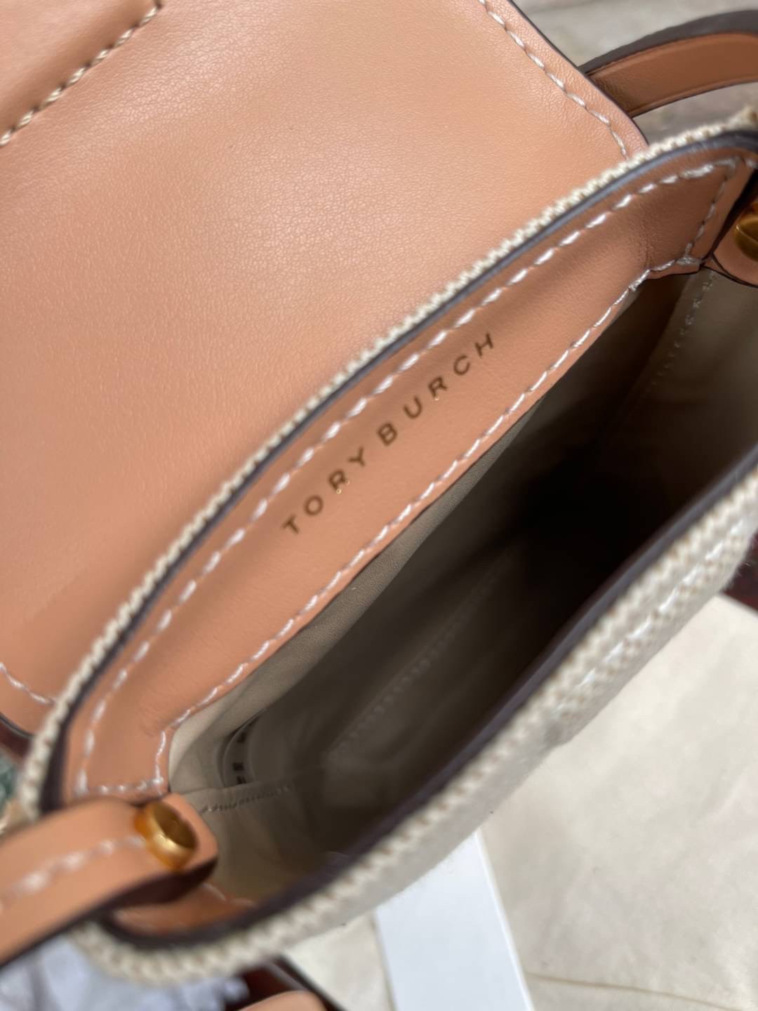 OUTLET 💕Tory Burch Miller Canvas Phone Crossbody ขึ้นชื่อว่ากระเป๋าสำหรับใส่มือถือหรือของจุกจิกต่างๆ โดยให้เหมาะกับการใช้งานนั้นมีไม่มาก คอลเลคชั่นนี้ออกมาเพื่อเอาใจสาวๆโดยเฉพาะ สีสันสุภาพ