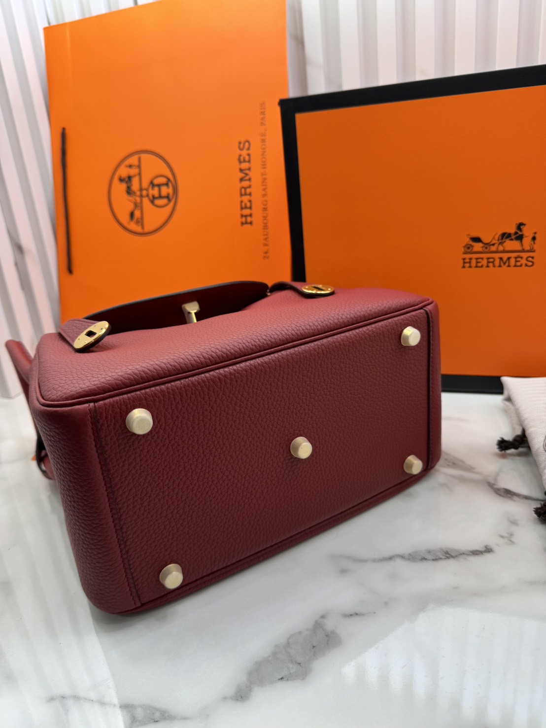 พร้อมส่ง 15 สี HERMES Lindy 26 bag กระเป๋าทรงโท้ทหนังสวยอย่างดี เอกลักษณ์ของความเรียบหรูไฮคลาสอย่างสมบูรณ์แบบ เกรดออริ สลับแท้ งานสวยตามรูป ใช้งานต่างประเทศได้