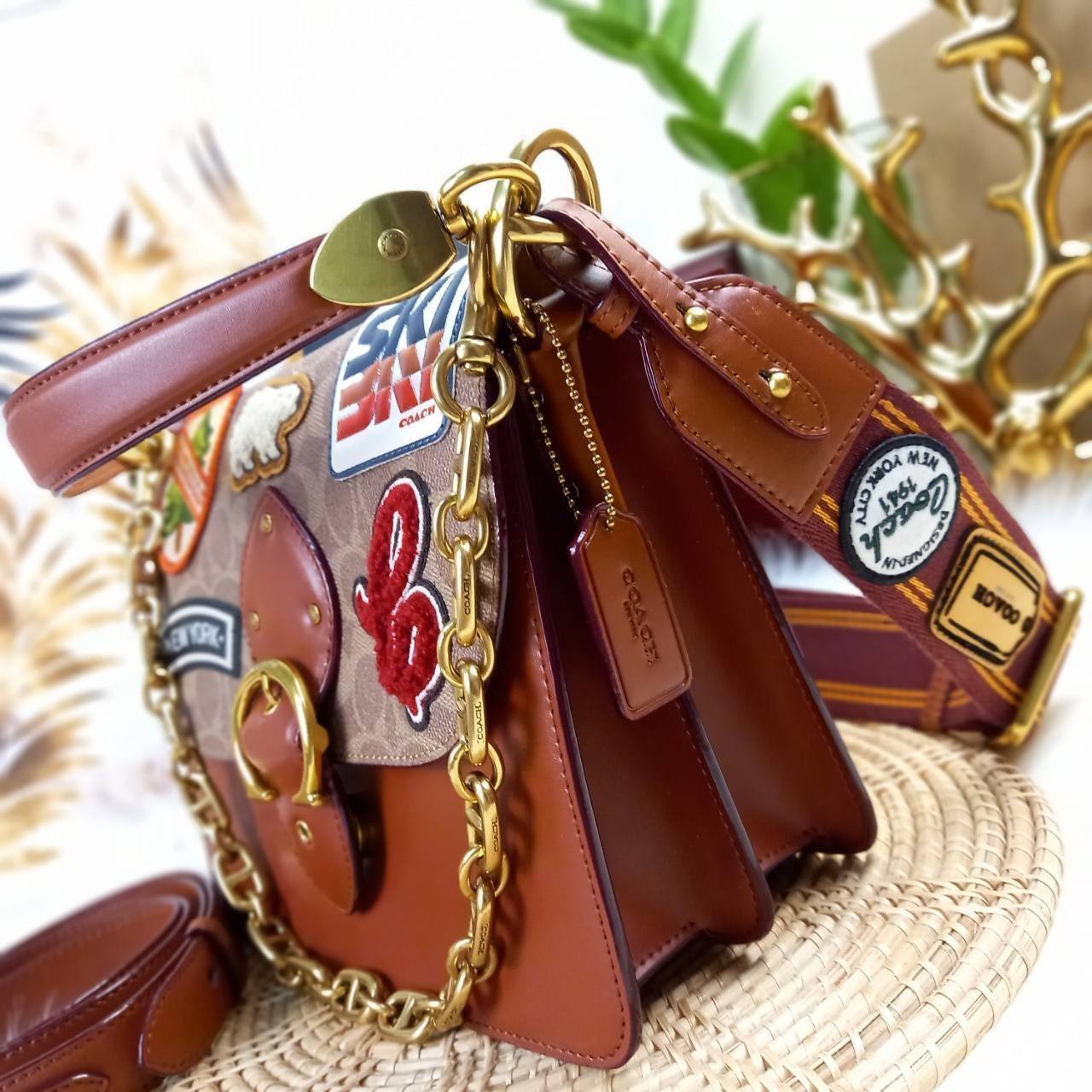 OUTLET 】COACH BEAT SHOULDER BAG IN SIGNATURE CANVAS WITH PATCHES (C6837) ไหวมั้ยเนี้ย!! สวยฟาดอีกแล้วนะยูวว 🤩🌺คอลเลคชั่นใหม่สุดปัง อลังเวอร์!//กระเป๋าถือ สะพายไหล่ลาย SIGNATURE ตกแต่งความเก๋ด้วยแผ่นแปะลวดลายที่มีเฉพาะจาก COACH คอลเลคชั่นนี