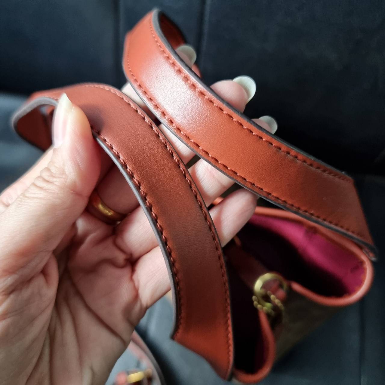 COACH 79251 HADLEY HOBO 21 IN SIGNATURE CANVAS ไอเท็มยอดนิยม คลาสสิคในทุกโอกาส กระเป๋าทรงโฮโบ ทรงสวยใช้งานได้ทุกลุค แมชท์ง่ายกับทุกสไตล์ วัสดุหนังแคนวาส ดีไซน์เอกลักษณ์ เปิด-ปิดด้วยกระดุมแม่เหล็ก มีตะขอล็อคที่ปากกระเป๋าเพื่อปรับทรงใช้งานได้ ภายในโล่งกว้าง