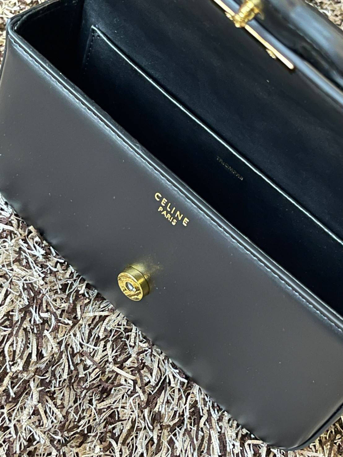 Celine Chain Shoulder Bag Cuir Triompe In Triompe เป็นกระเป๋าถูกประดิษฐ์ขึ้นในรูปทรงมินิมอล นับว่าเป็นกระเป๋าอีกหนึ่งรุ่นในซีรีส์ Triomphe ที่ได้รับความนิยมอย่างมาก โดยเป็นกระเป๋าสะพายไหล่ทรงสี่เหลี่ยมผืนผ้าที่อัดแน่นไปด้วยกลิ่นอายความคลาสสิกตามแบบฉบับของ