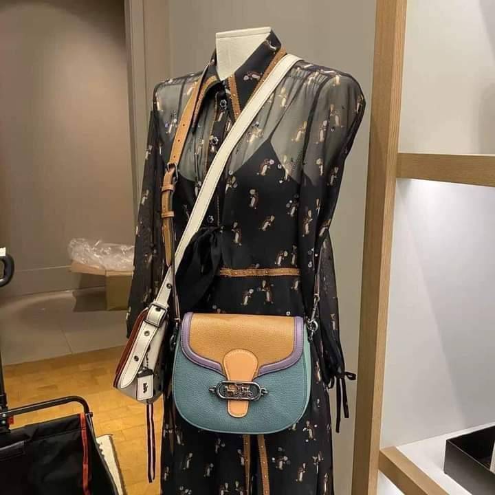 OUTLET 】COACH JADE SADDLE BAG IN COLORBLOCK (COACH 91084) สวยพิฆาตมาก สยบทุกสายตา 🌺 พร้อมส่งความสวยก่อนใคร// กระเป๋าถือ สะพาย มีสายสะพายยาว ถอดและเลื่อนปรับระดับได้ //วัสดุหนังแท้เต็มใบ หนังคุณภาพ ขึ้นทรงสวยมากๆ งานสวยคมกริบที่สุด //ฝาเปิดเป็นแบบฝ