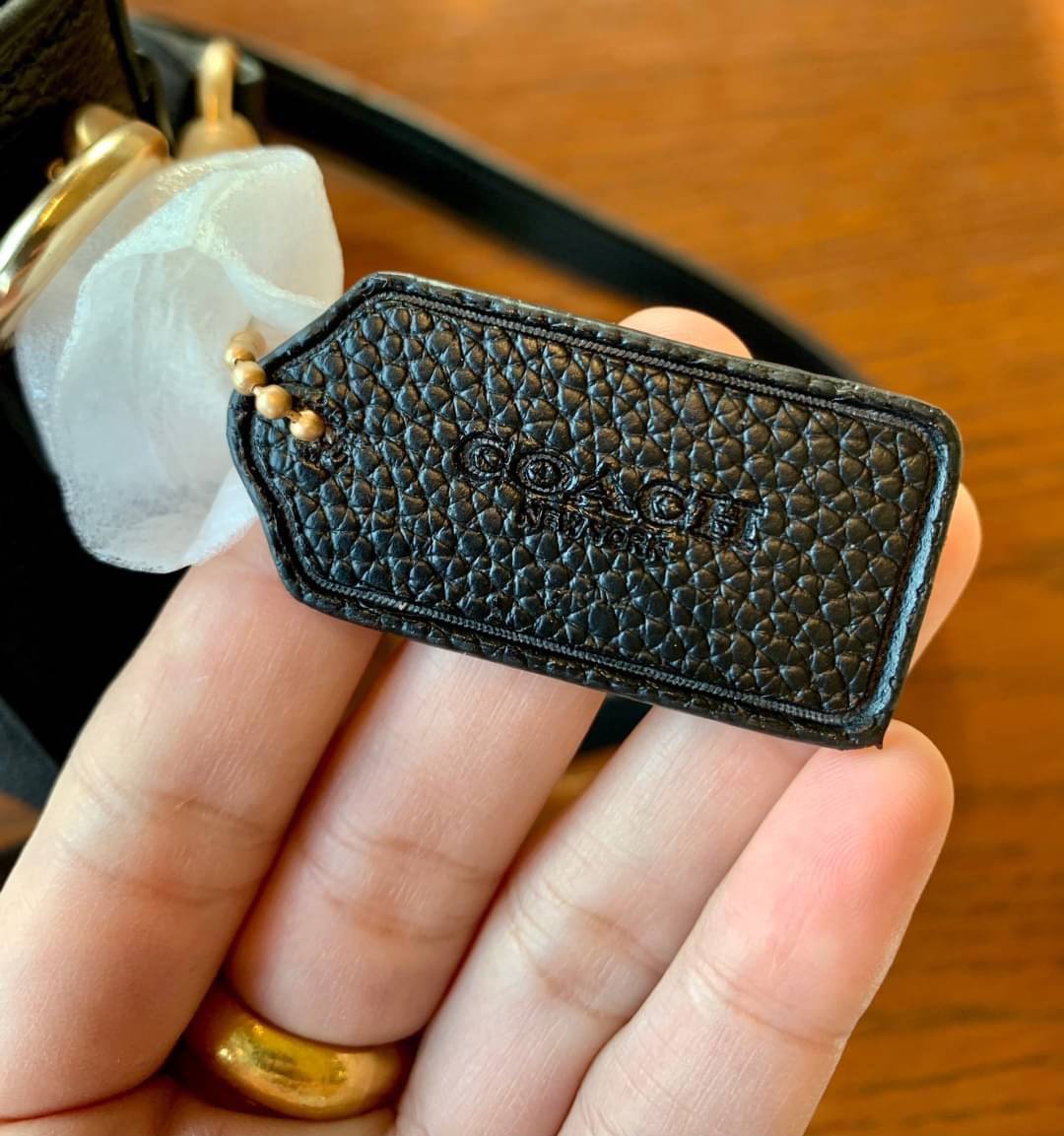 COACH MARLIE TOP HANDLE SATCHEL BAG (COACH C1765) กระเป๋าหิ้ว//สะพายข้าง//สะพายครอสบอดี้ร์ได้ หนังแท้สวยงามค่ะ เปิดปิดกระเป๋าแบบหมุนล็อคใช้งานง่าย ภายในโล่งสามารถใส่กระเป๋าเงินใบยาวได้;ของจำเป็นได้ครบค่ะ;มีช่องซิปและช่องโล่งให้ใส่ของจุกจิกนะคะ มาพร้อมสายส